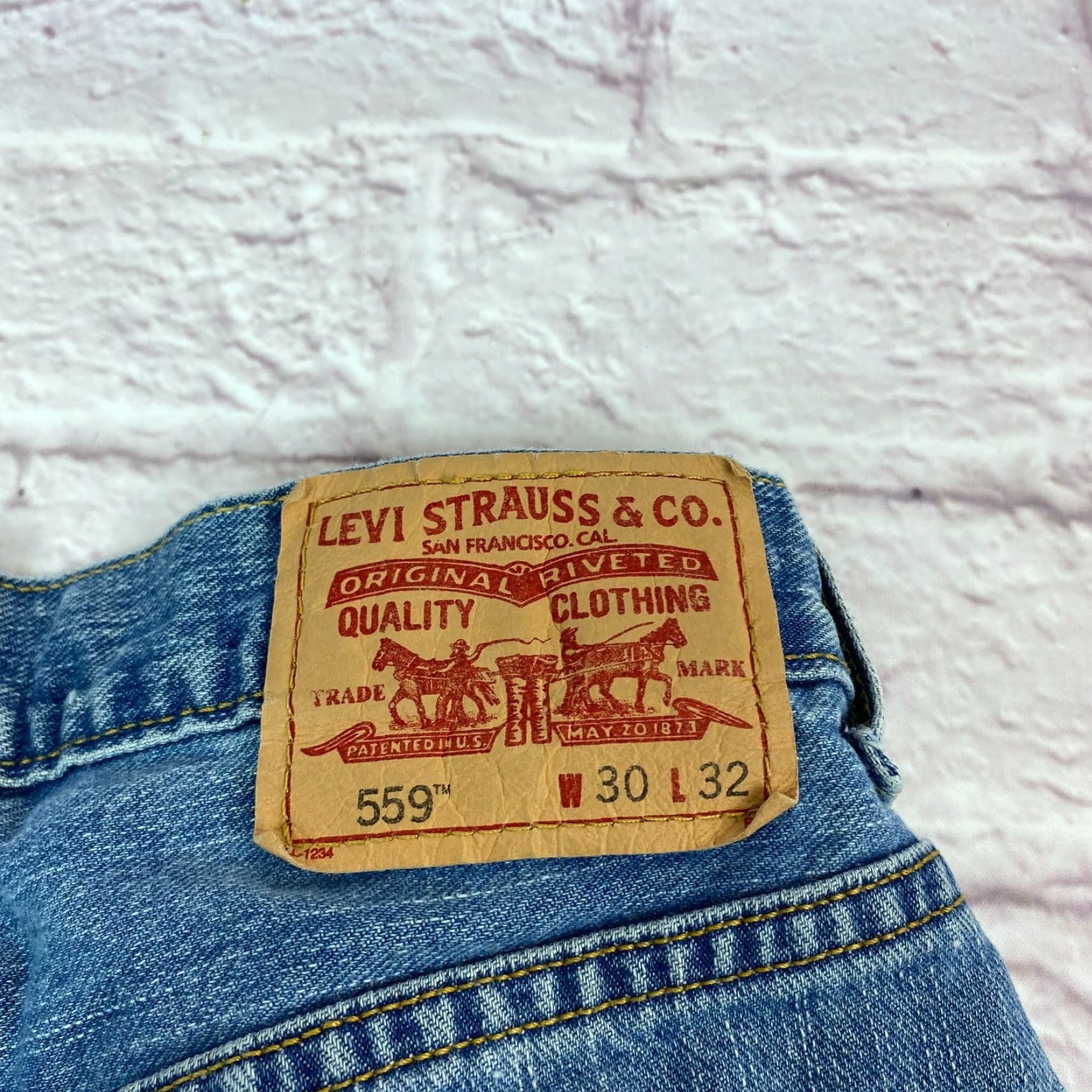 Levi's VINTAGE Levis 559 Relaxed Bermuda Jean Shorts Mens W30 Medium Blue 90s Outdoor 5-Pocket Design Zipper Button 3 in Inseam Denim Cotton Slim? Size US 30 / EU 46 - 4 Thumbnail