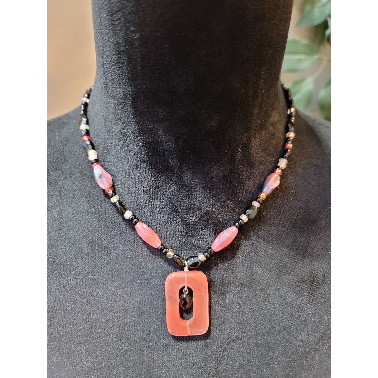 The Unbranded Brand Pink And Black Beaded Necklace With Oval Pendant Hook Clasp Size ONE SIZE - 2 Thumbnail