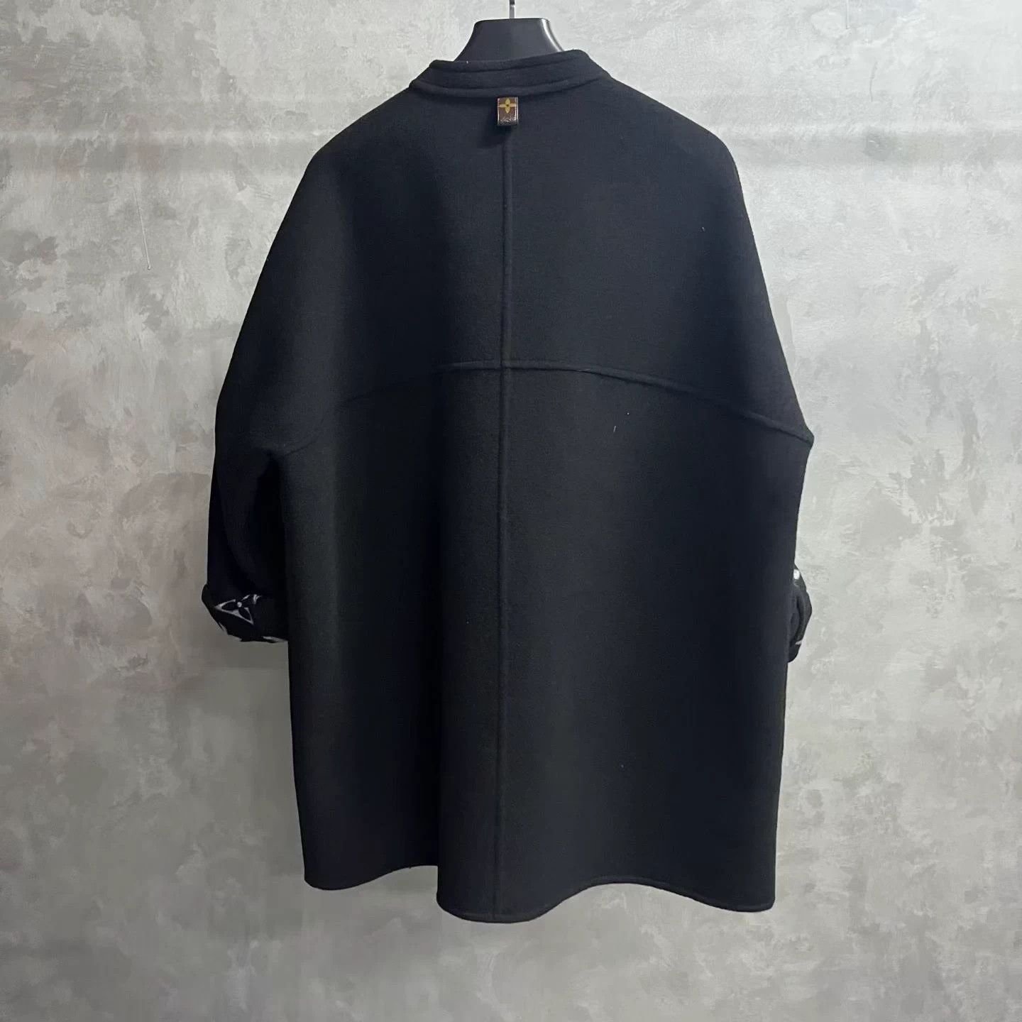 Louis Vuitton Louis Vuitton Black Crew Neck Buttoned Jacket 38 Size S / US 4 / IT 40 - 2 Thumbnail