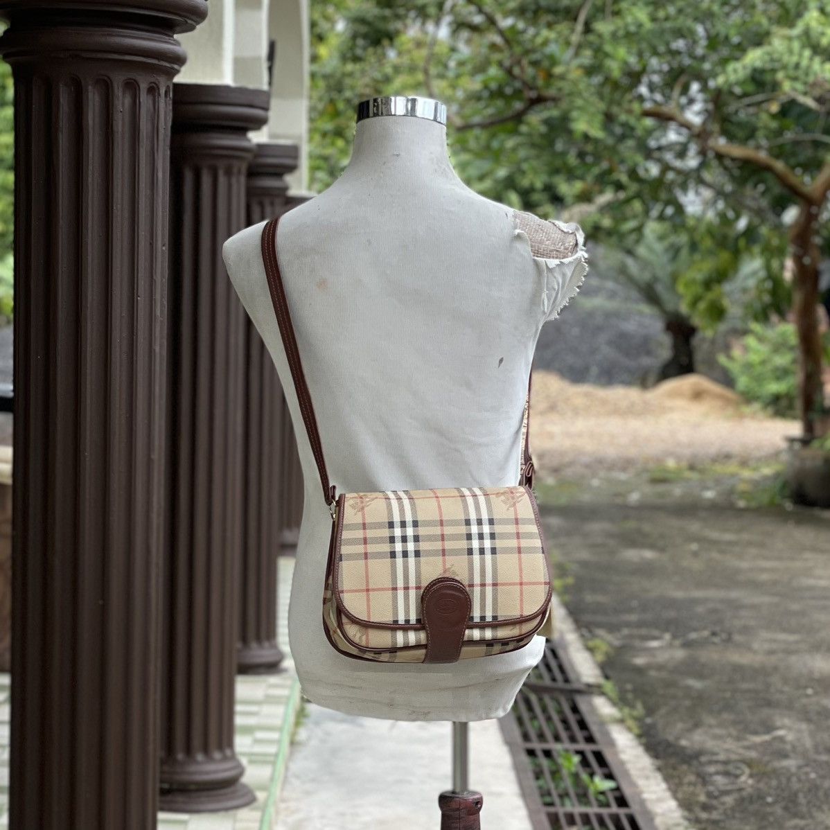 Burberry × Leather × Vintage 🔥 Vintage Burberry Nova Check Hayamarket Crossbody Size ONE SIZE - 2 Thumbnail