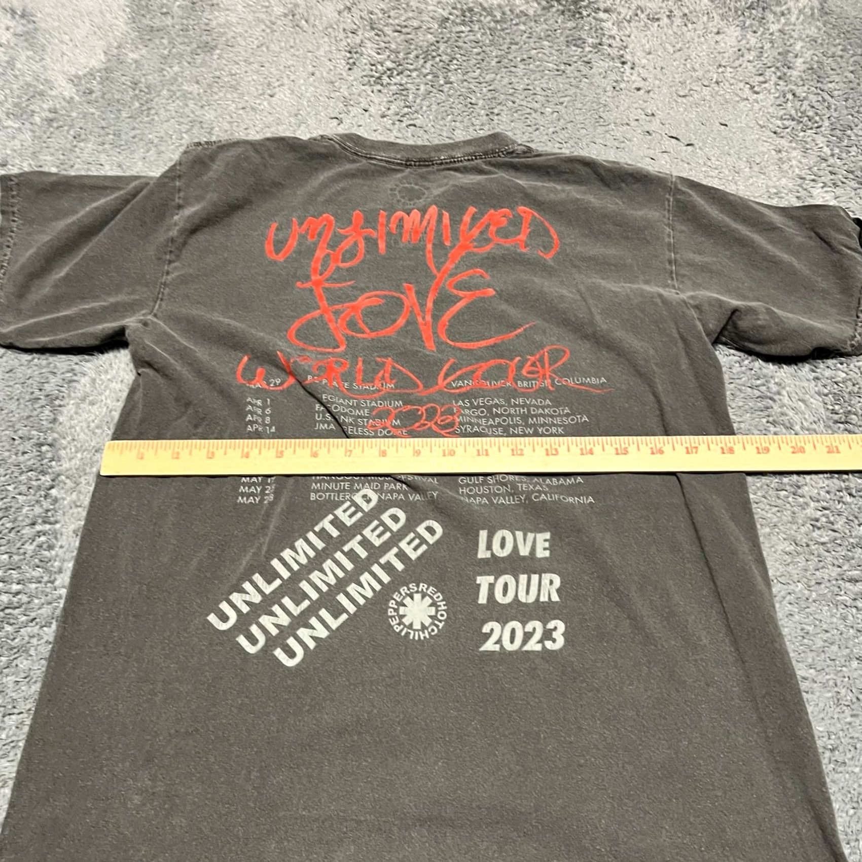Vintage Red Hot Chili Peppers Unlimited Love World Tour 2023 T-Shirt Gray Size S Mens Size US S / EU 44-46 / 1 - 5 Thumbnail