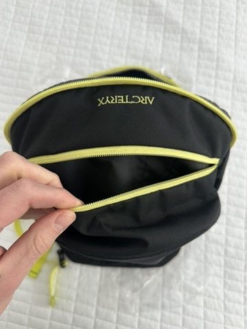 Arc'teryx RARE Arc'teryx Mantis 26L Backpack Black / Olive Moss Size 26 - 18 Thumbnail