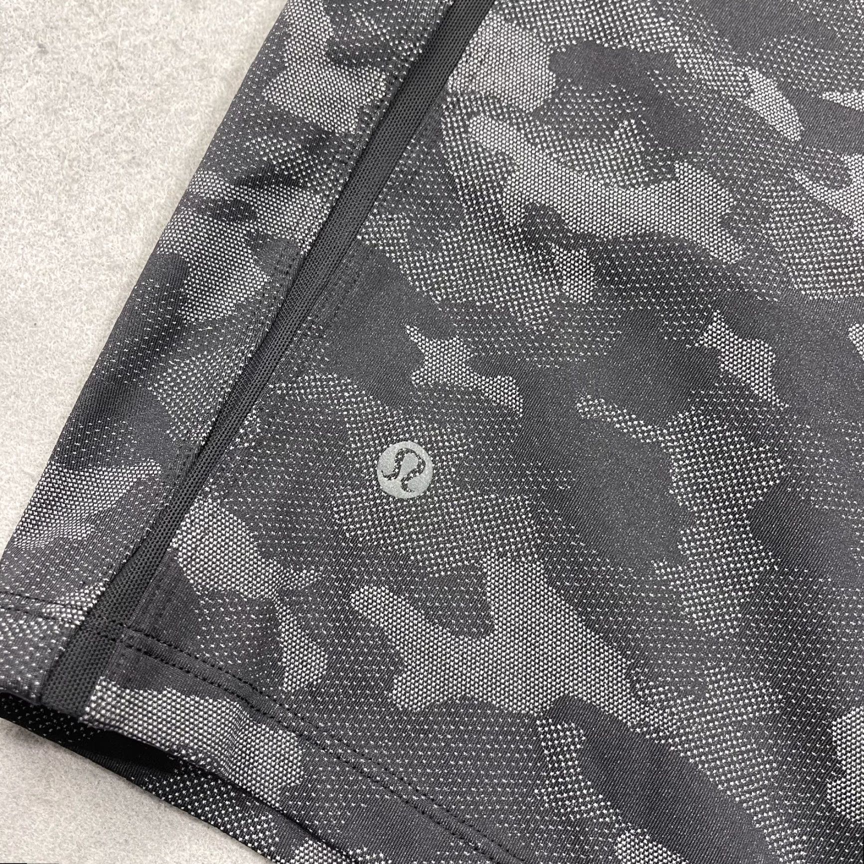 Lululemon Lululemon Shorts Mens Small Gray Camouflage Pace Breaker Lined 9 Inch Performance Size US 29 - 6 Thumbnail