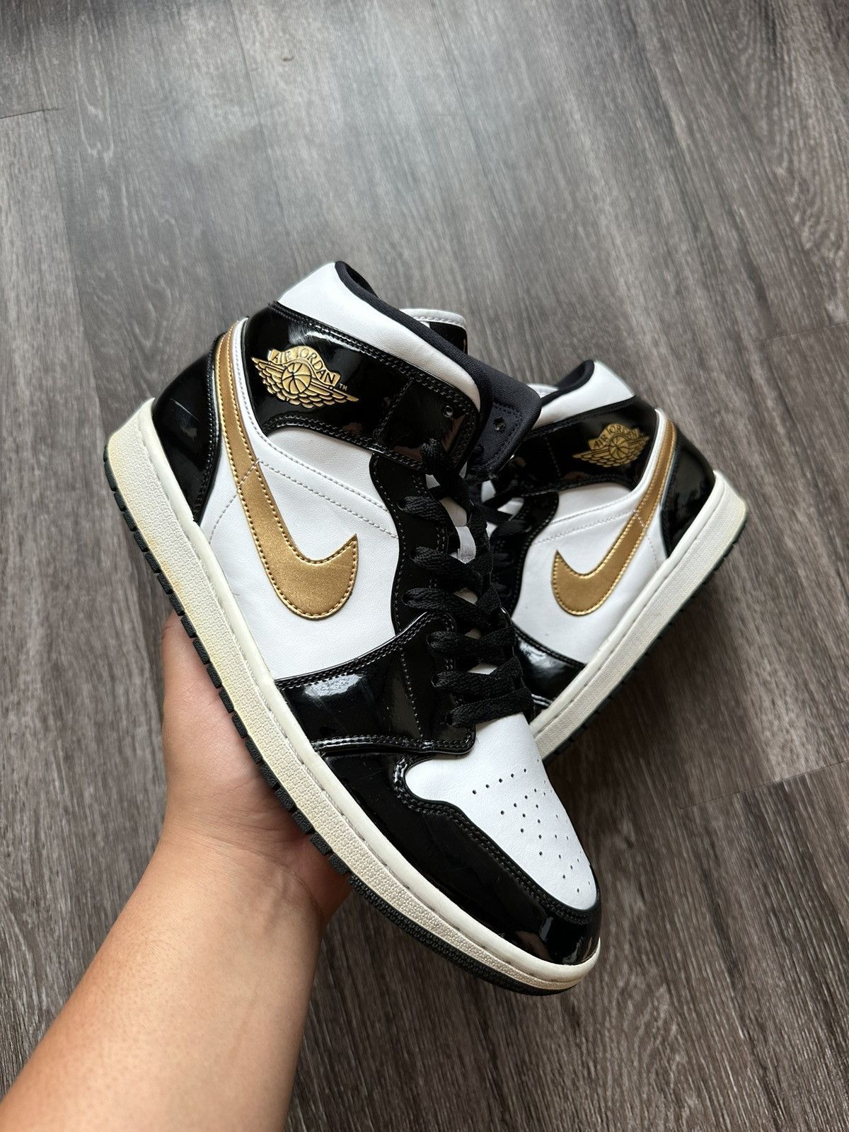 aj1 mid gold
