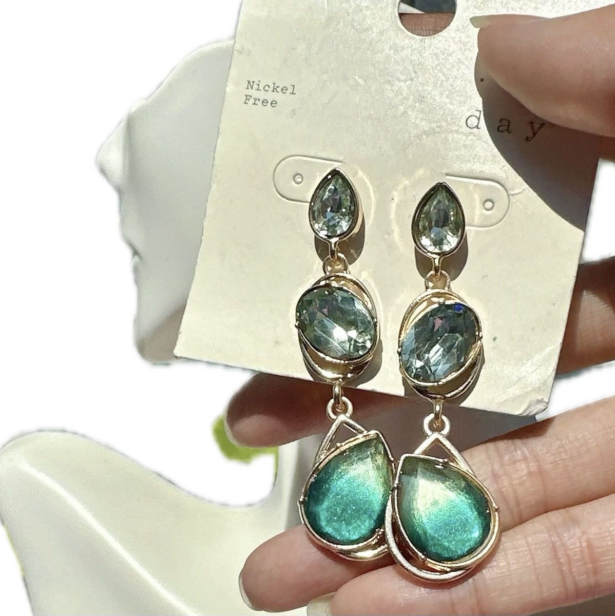 Designer A new day earrings green white gradient teardrops gold tone Size ONE SIZE - 1 Thumbnail