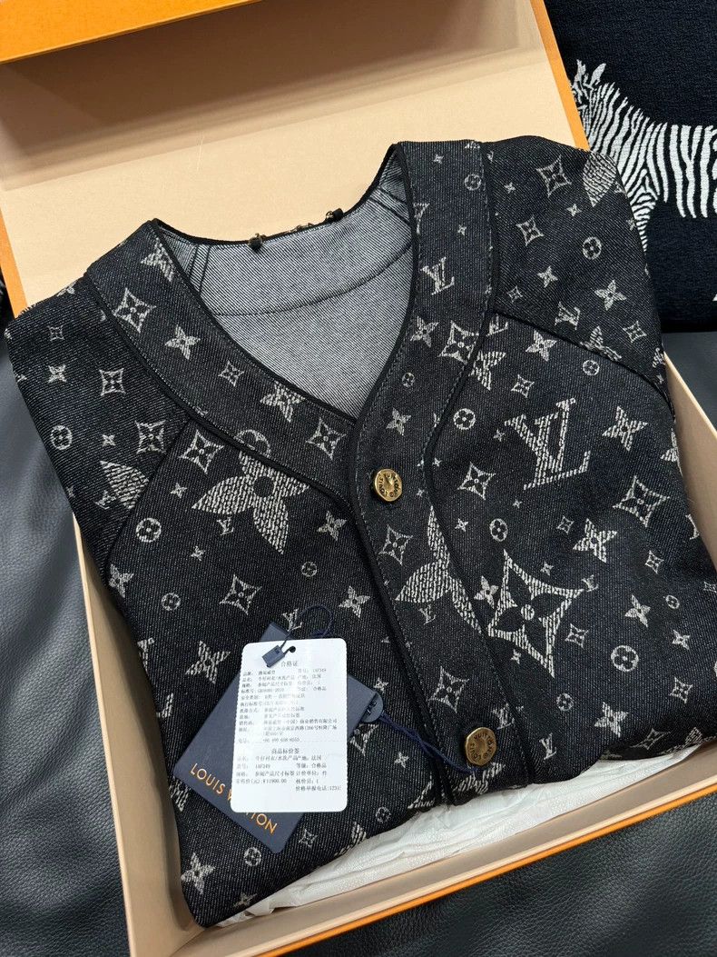 Louis Vuitton Louis Vuitton Gypsophila paniculata short sleeve denim shir Size US S / EU 44-46 / 1 - 1 Thumbnail