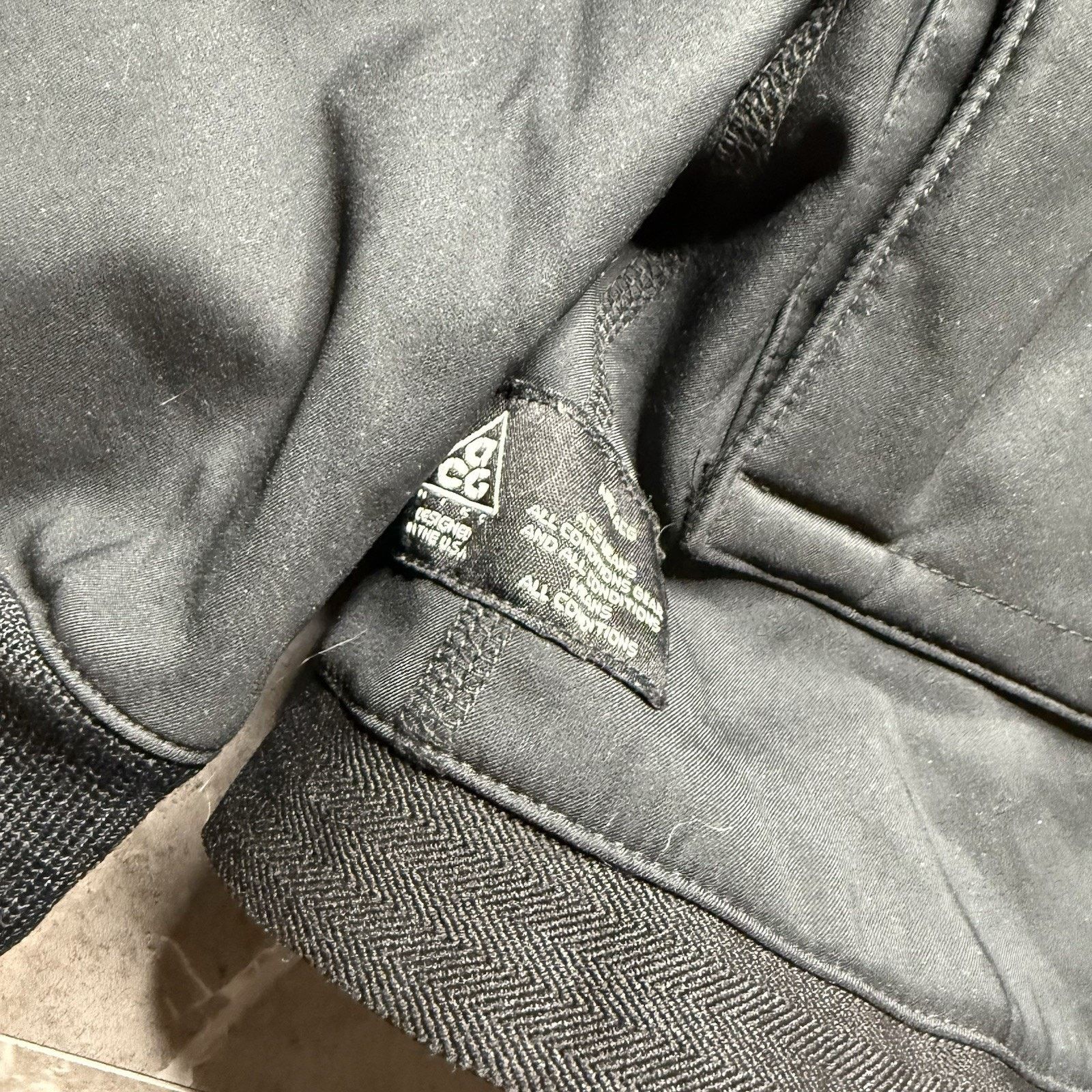 Nike ACG Vintage Nike ACG Softshell Utility Black Hooded Jacket Small Size US S / EU 44-46 / 1 - 7 Thumbnail