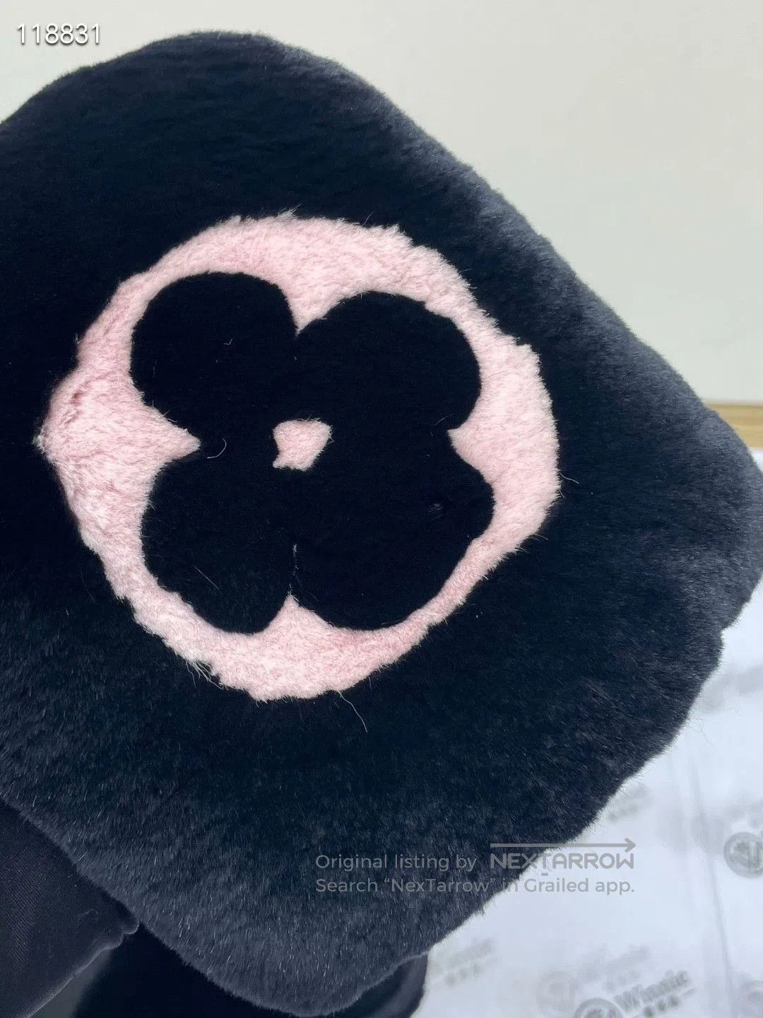 Louis Vuitton LV Black Pink Logo Fur Scarf. Size ONE SIZE - 7 Thumbnail
