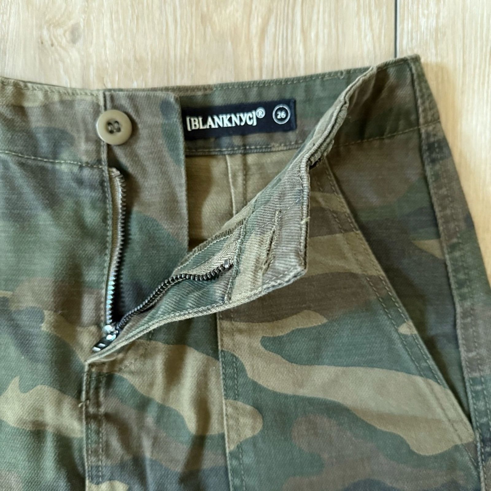 BLANKNYC Blank NYC Chain of Command Green Camo Print Denim Mini Skirt Size 26" / US 2 / IT 38 - 4 Thumbnail