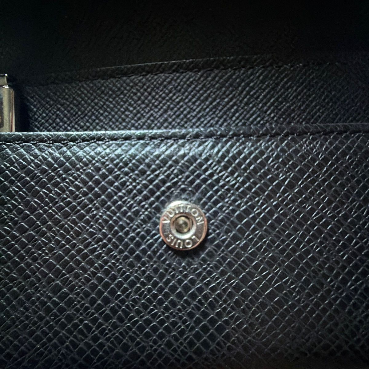 Louis Vuitton Louis Vuitton Black Taiga Key Holder Size ONE SIZE - 6 Thumbnail