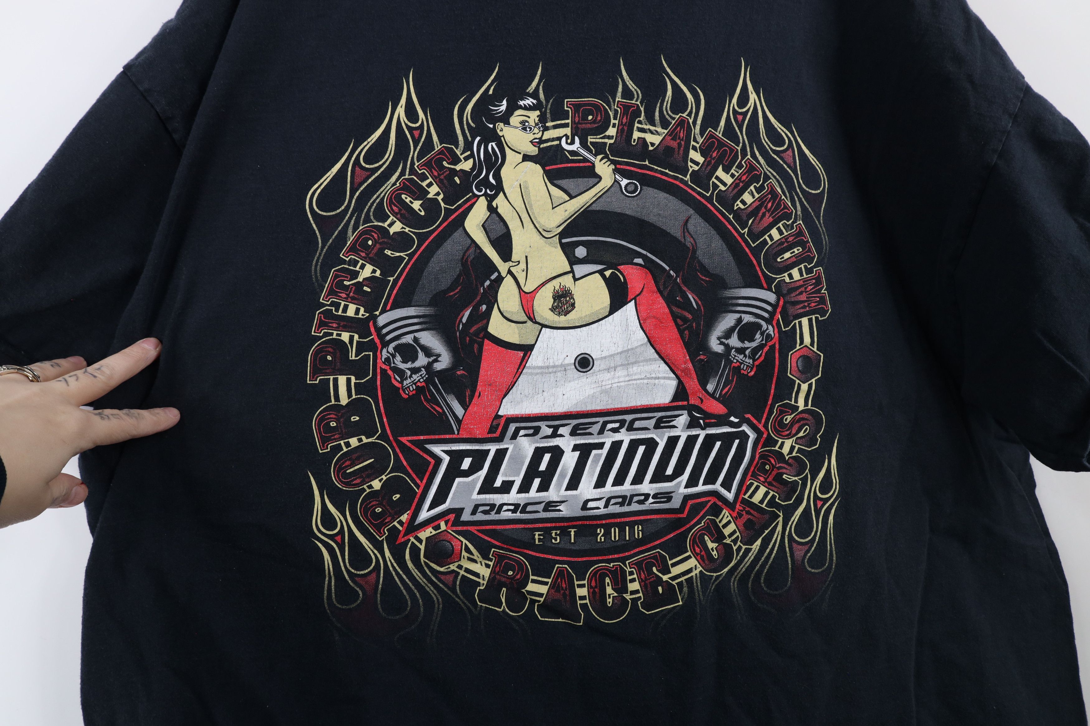 Vintage Y2K Streetwear Platinum Race Cars Pinup Girl Fire T-Shirt Size US XXL / EU 58 / 5 - 4 Thumbnail