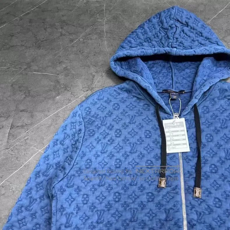 Louis Vuitton Louis Vuitton Logo Hoodie in Light Blue. Size US S / EU 44-46 / 1 - 4 Thumbnail