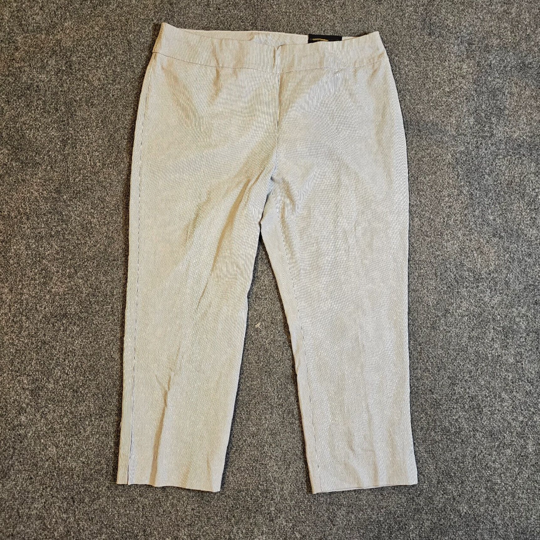 Vintage Chico's Pants Womens 14 Gray Striped Bridgitte Cropped Slimming Capri Stretch Shirt? Size 36" / US 14 / IT 50 - 2 Thumbnail