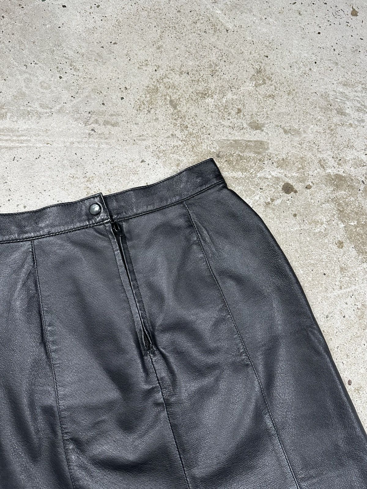 Japanese Brand Vintage Y2K Black Genuine Leather Mini Skirt Avant Garde Size 26" / US 2 / IT 38 - 6 Thumbnail