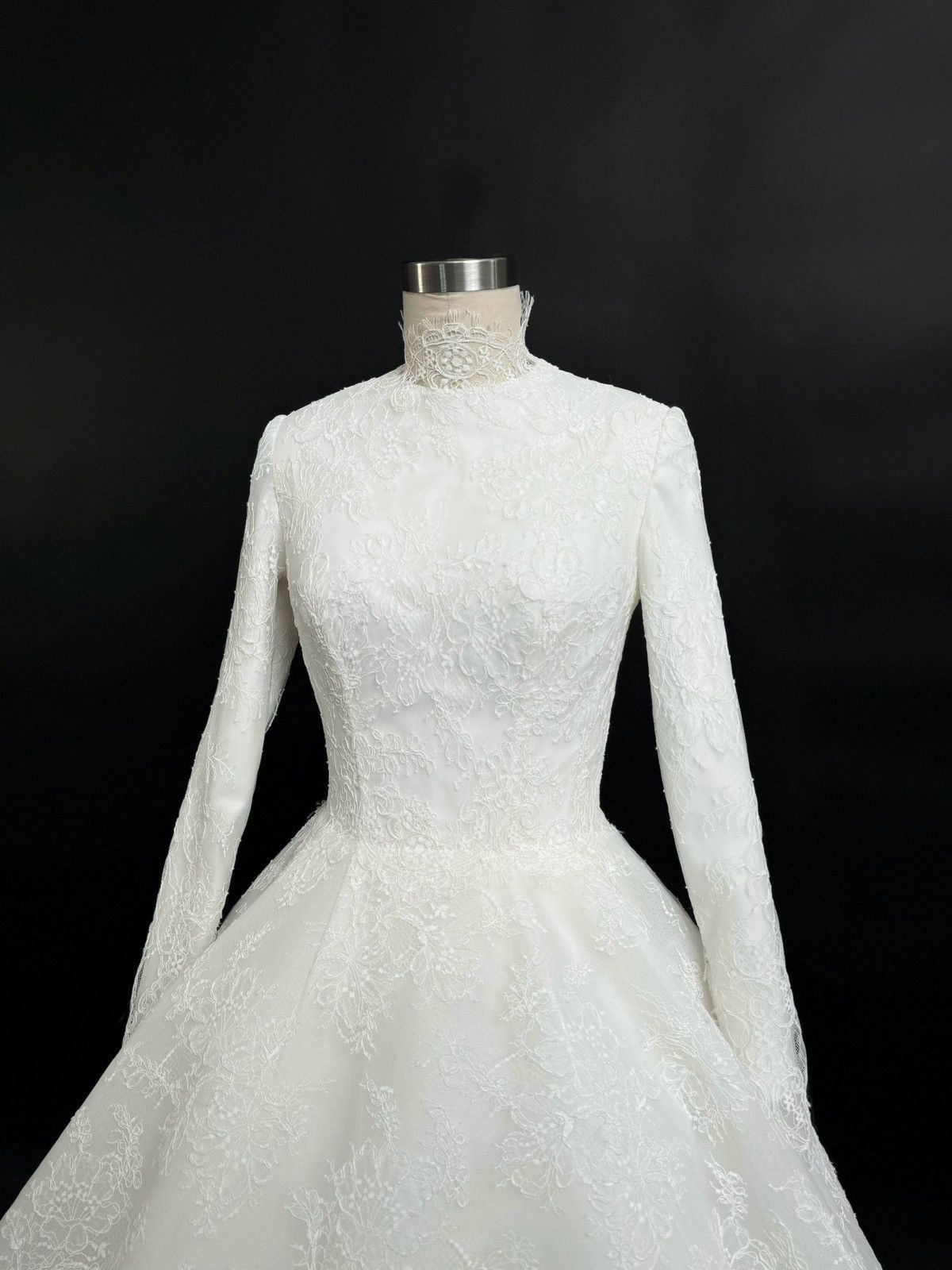 Other Preloved US 4 Anna Augusta Chantilly Corded Lace Bridal Gown Size S / US 4 / IT 40 - 3 Thumbnail