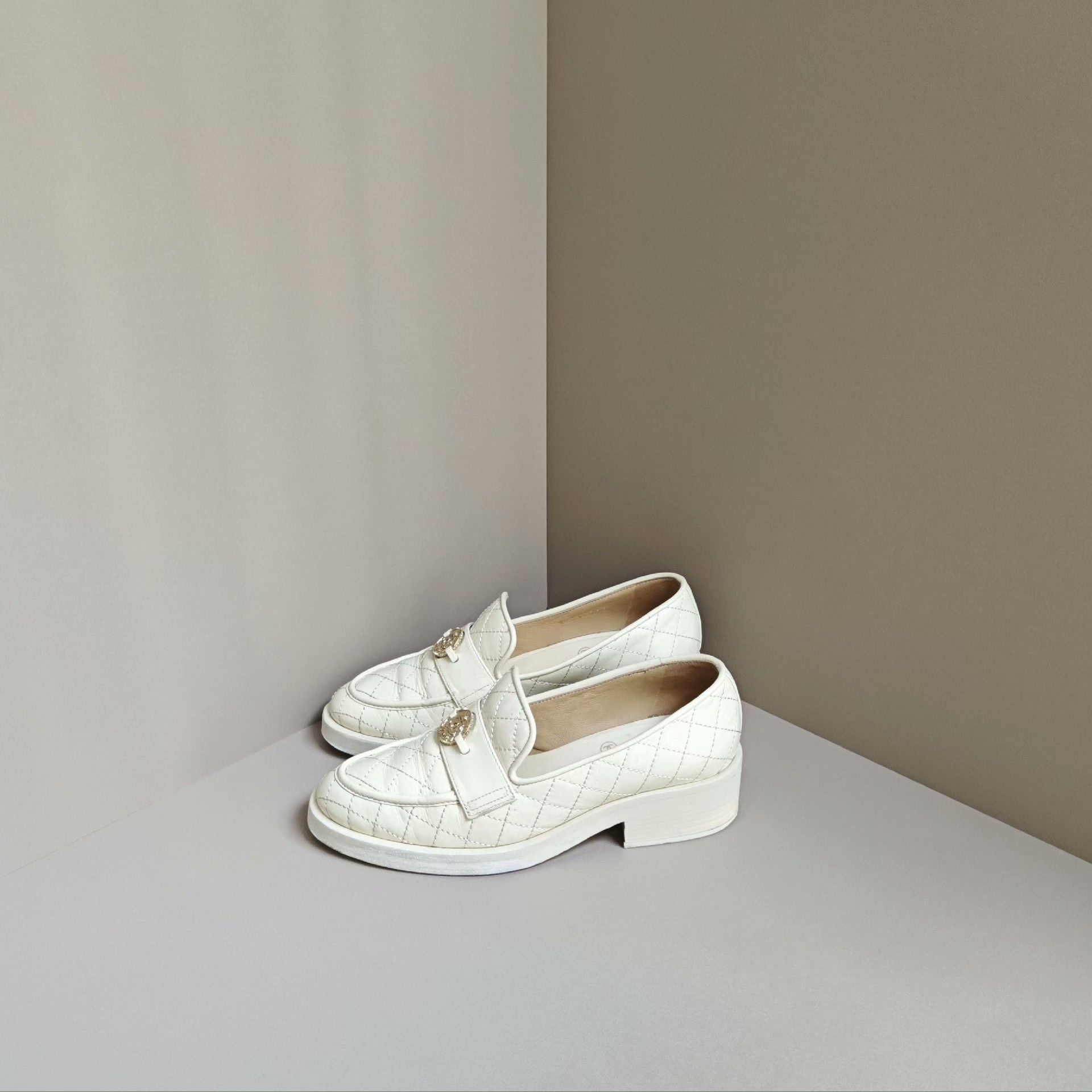 Chanel Chanel White Lowtop Sneakers us_5 Women Size US 5 / IT 35 - 1 Thumbnail