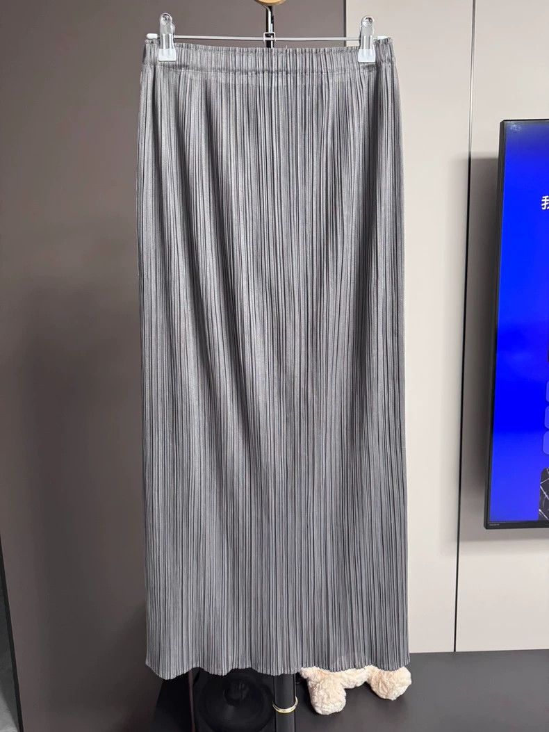 Issey Miyake Issey Miyake size:5 A classic basic dark grey skirt Size 22" - 2 Thumbnail
