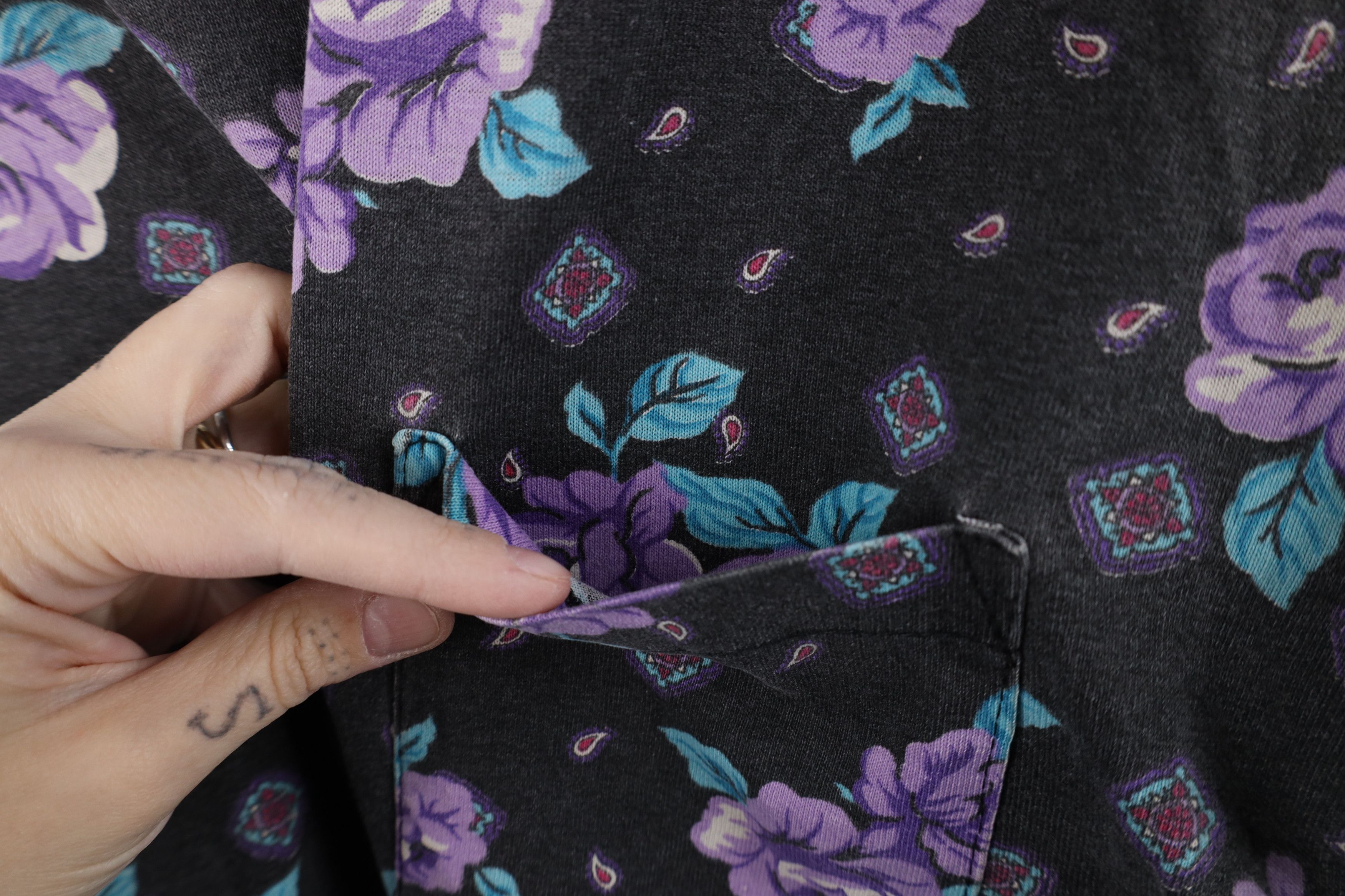 Vintage Vintage 90s Streetwear Flower All Over Print Pocket T-Shirt Size XL / US 12-14 / IT 48-50 - 4 Thumbnail