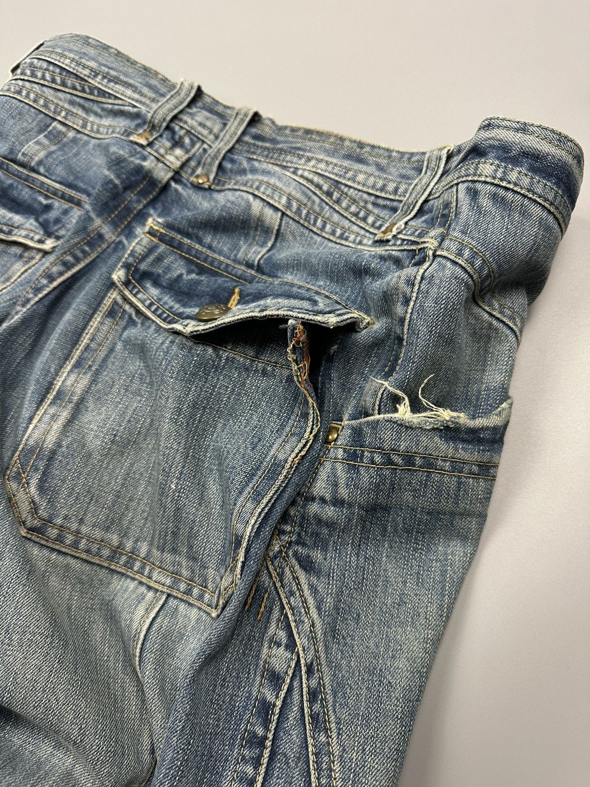 Japanese Brand Distressed Rattle Trap Twist Leg Multipocket Flared Denim Size US 32 / EU 48 - 11 Thumbnail