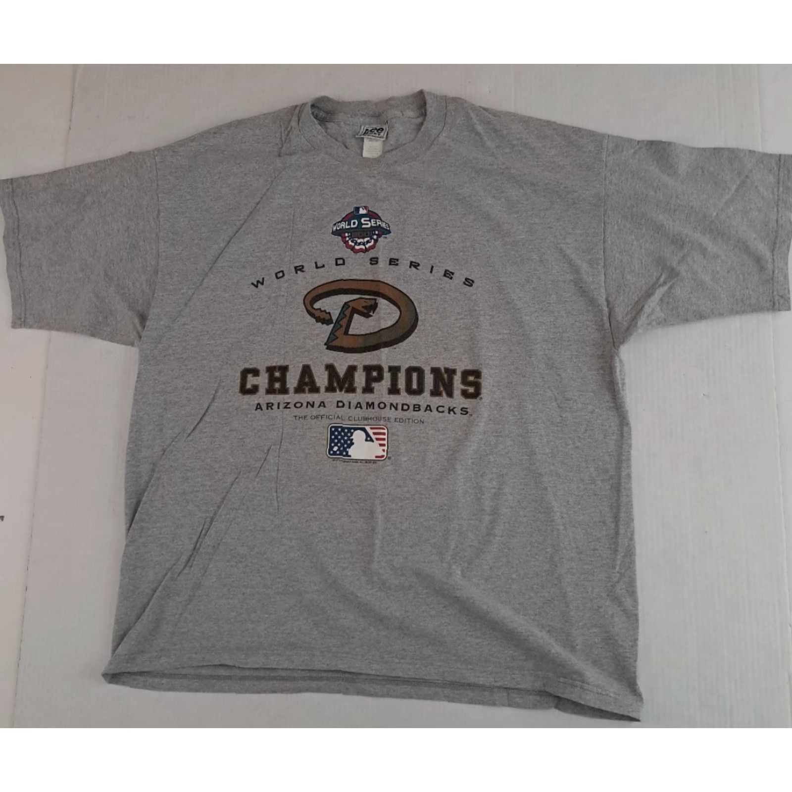 Lee VINTAGE Lee Sport T-Shirt Diamondbacks 2001 World Champs 2XL Gray Cotton Short Sleeve Crew Neck Unisex Adults Sports Logo D-Back 2000s Size US XXL / EU 58 / 5 - 3 Thumbnail
