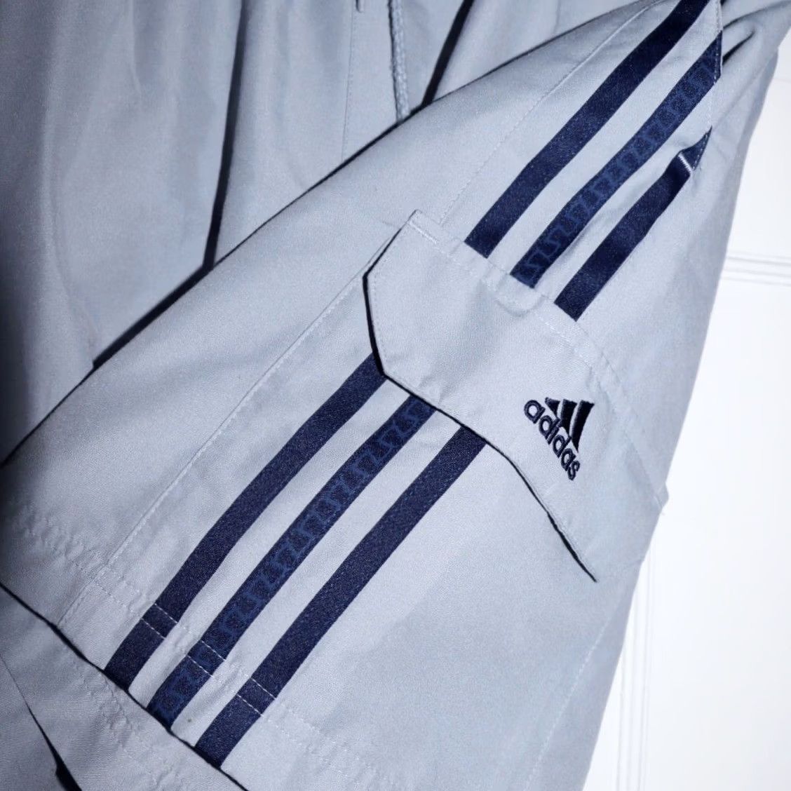 Adidas VINTAGE Adidas Shorts Male S Grey Navy Casual / Swim 2004 Retro Used Size US 29 - 4 Thumbnail