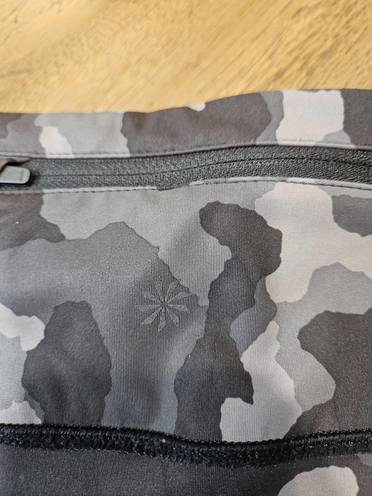 Designer Athleta Stylish Camouflage Workout Leggings #290 Size 26" / US 2 / IT 38 - 6 Thumbnail