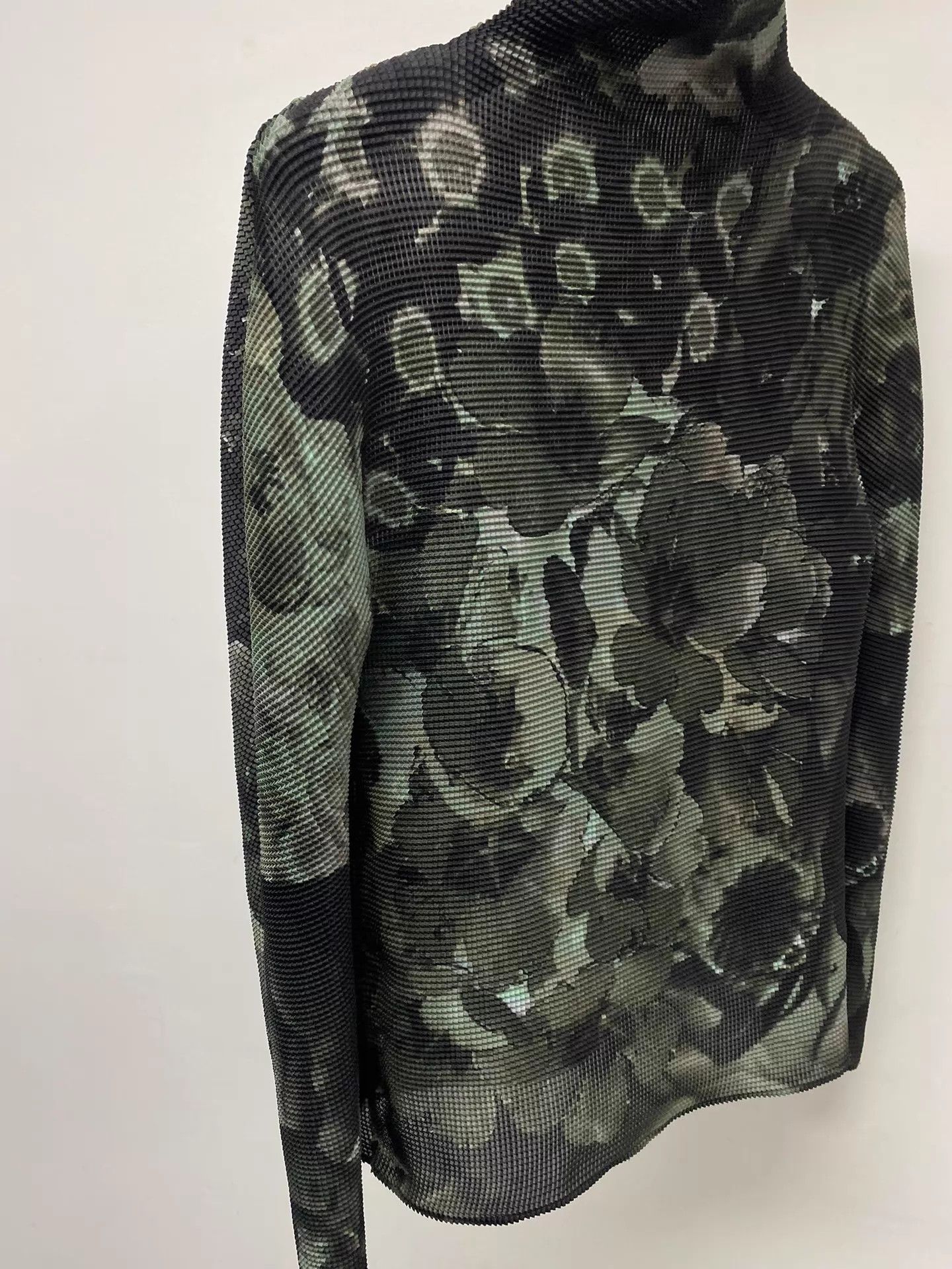 Issey Miyake ISSEY MIYAKE ME Retro Ink Floral Pleated Turtleneck Size ONE SIZE - 6 Thumbnail