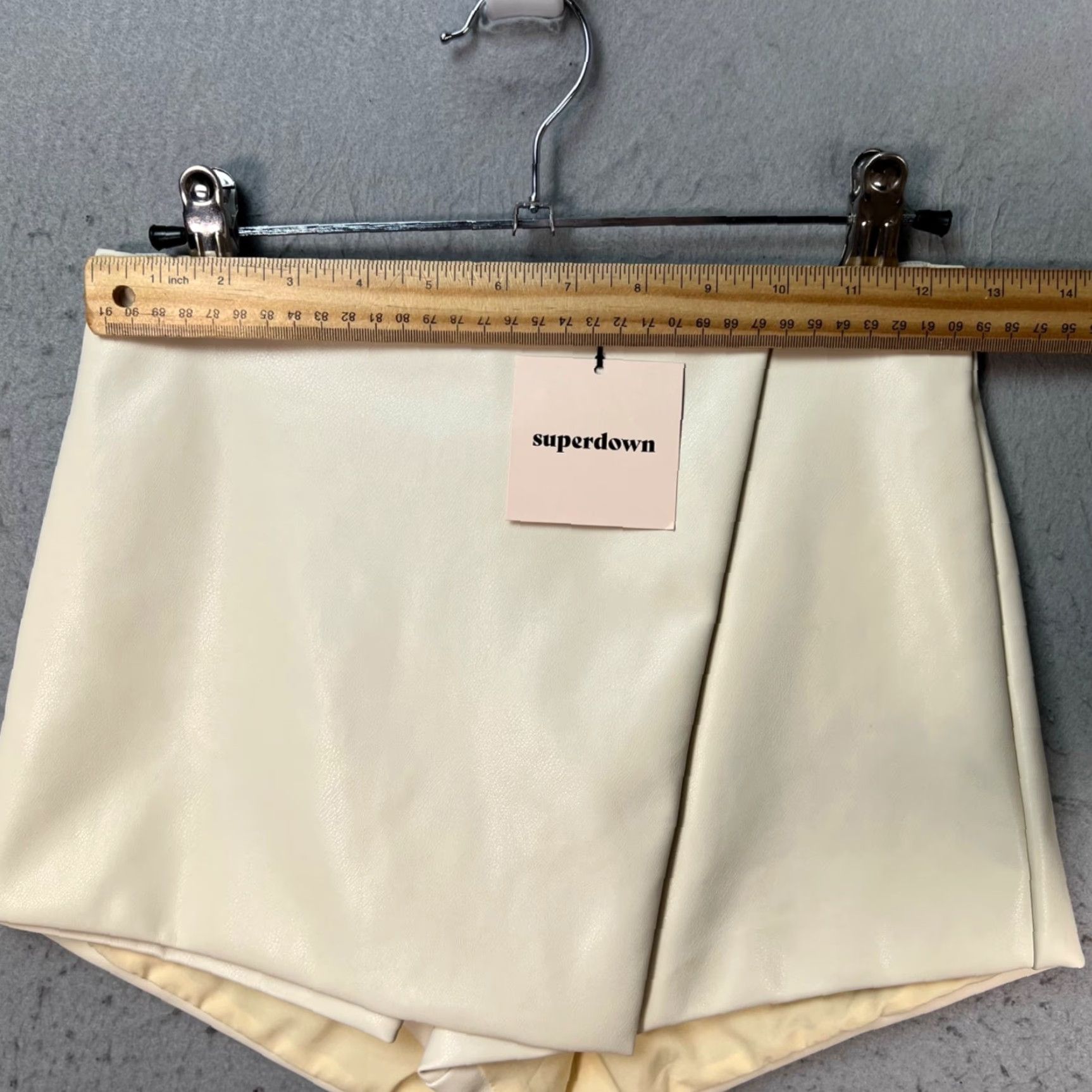 superdown Superdown Womens XS Cream Faux Leather Wrap Skort NEW! Skort Casual Summer Short Womens XS Cream Faux Leather Wrap Skort Nike Size 26" / US 2 / IT 38 - 6 Thumbnail
