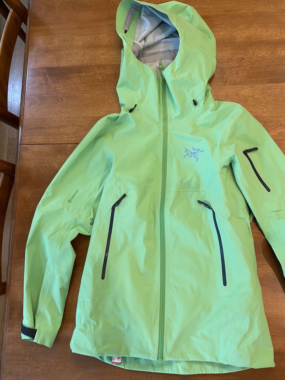 image of Arcteryx Women’S Arc’Teryx Sentinel Ar Jacket Xs in Green, Women's