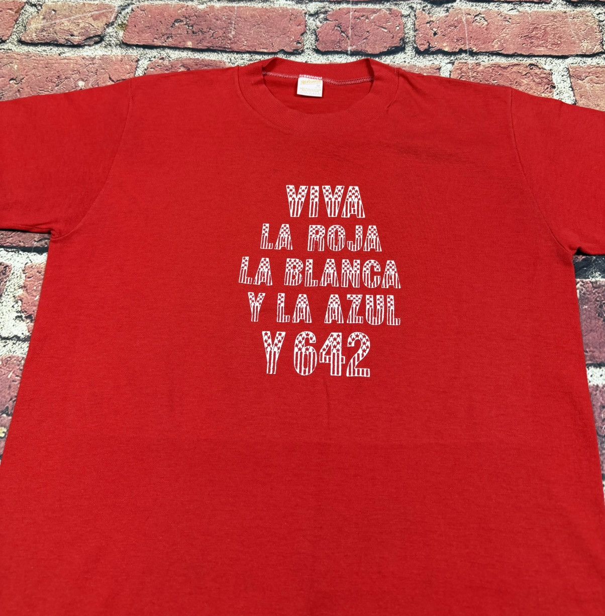 Vintage UE Local Union Viva La Roja La Blanca Y La Azul Tee 80s Size US M / EU 48-50 / 2 - 4 Thumbnail
