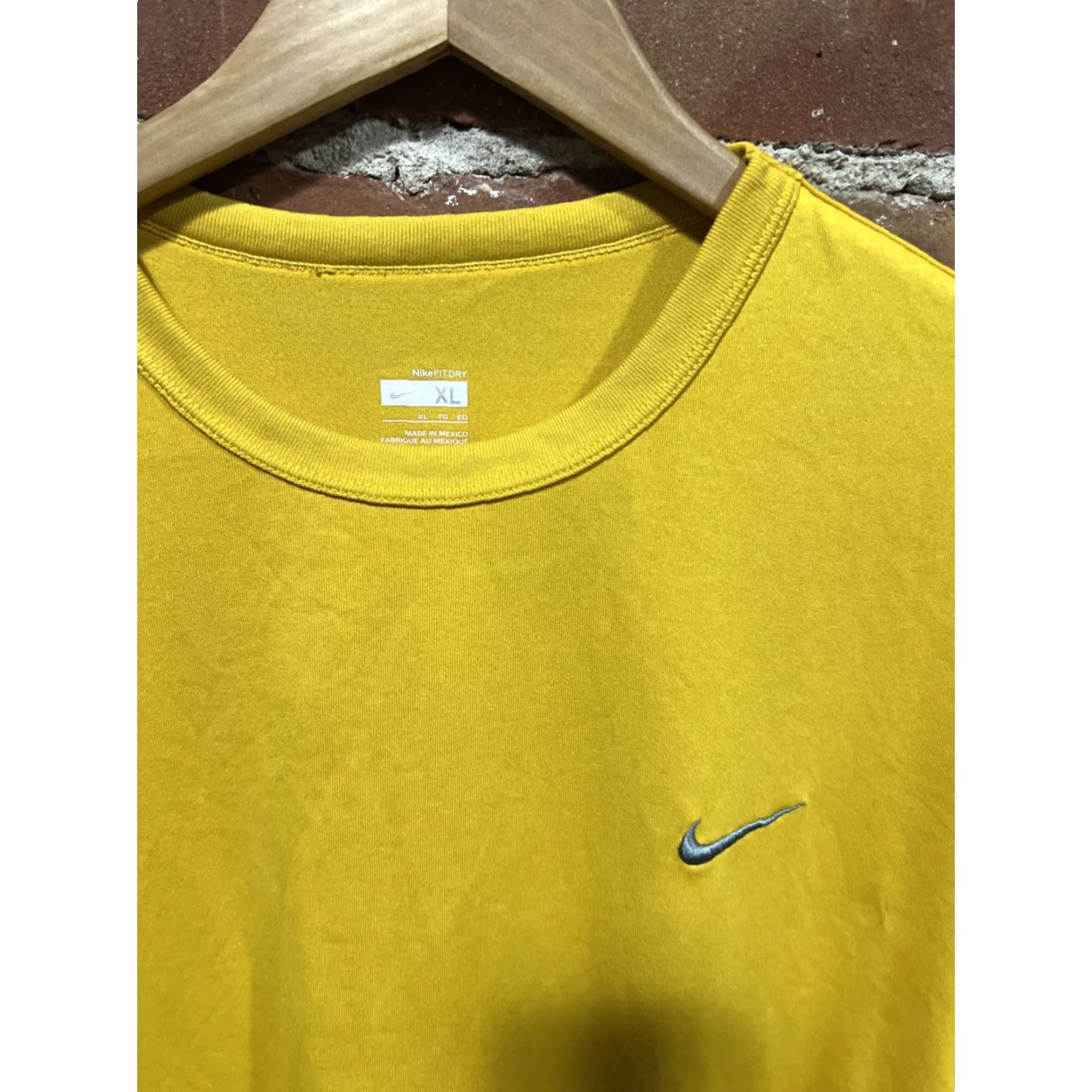 Nike Nike T-Shirt Men XL Yellow Short Sleeve Crew Neck Embroidered Swoosh Fit Dry Athletic Logo Shirt Sports Classic All Seasons Size US XL / EU 56 / 4 - 2 Thumbnail