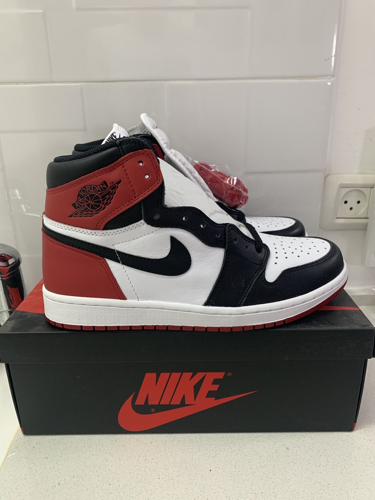 Jordan Brand Jordan 1 Retro Black Toe (2016) Size US 9 / EU 42 - 2 Thumbnail