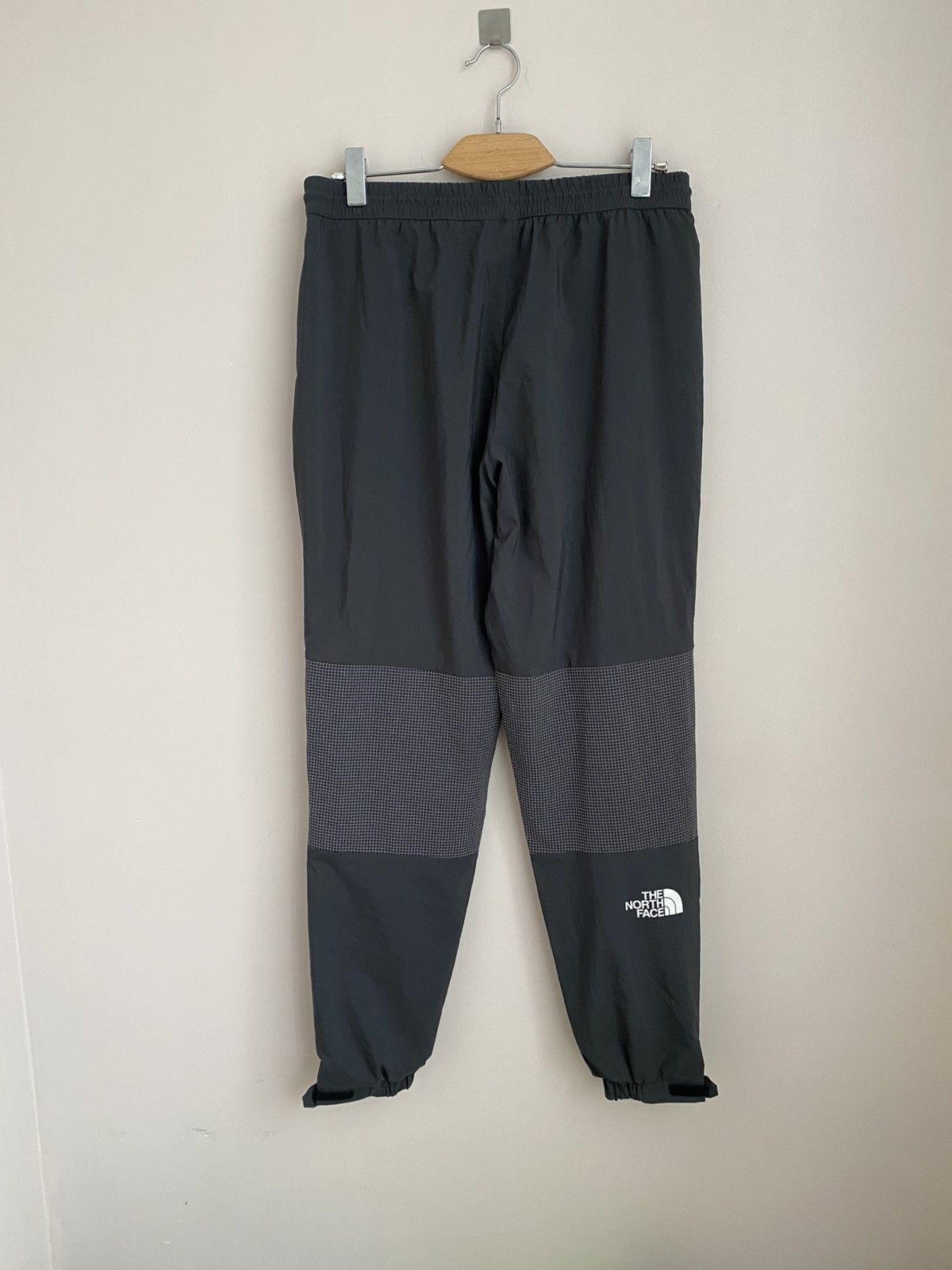 The North Face The North Face Training Mountain Athletic joggers in black Size US 32 / EU 48 - 6 Thumbnail