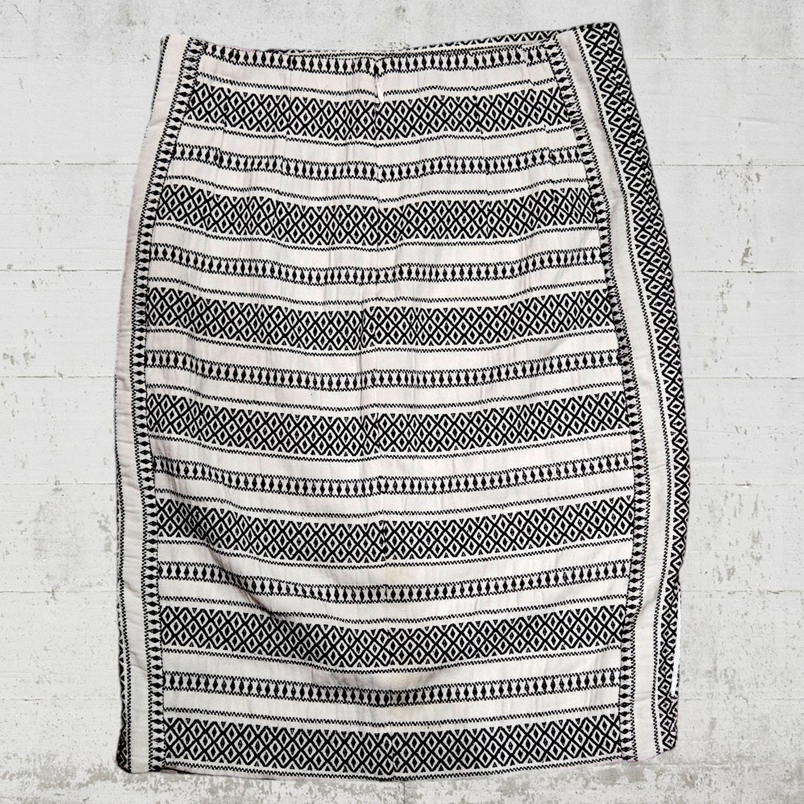 Loft LOFT White Black Aztec Bodycon Skirt Size 4 Size 27" / US 4 / IT 40 - 8 Thumbnail