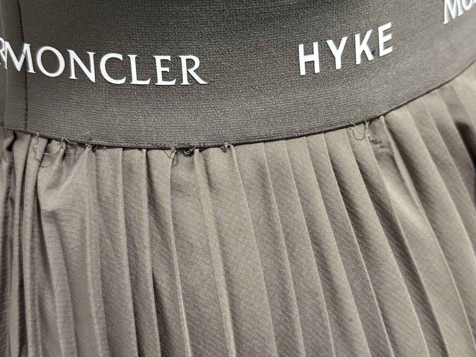 Moncler DDP Moncler x Hyke Pleated Taupe Mid Length Gonna Skirt Size 30" / US 8 / IT 44 - 9 Thumbnail