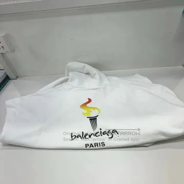 Balenciaga Balenciaga White Long Sleeve Hoodie with Print. Size US S / EU 44-46 / 1 - 9 Thumbnail