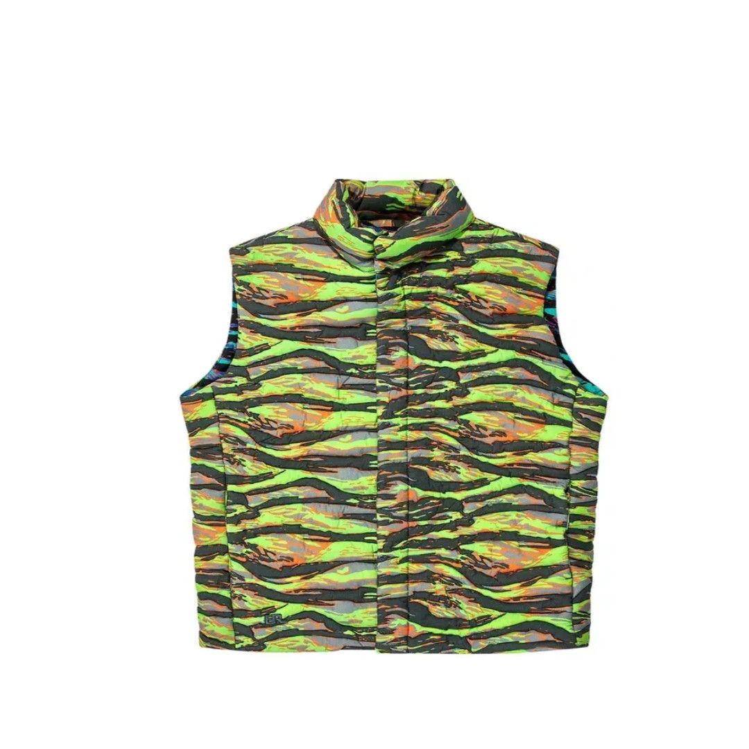 o1mle0325 Printed Puffer Gilet in Multicolor