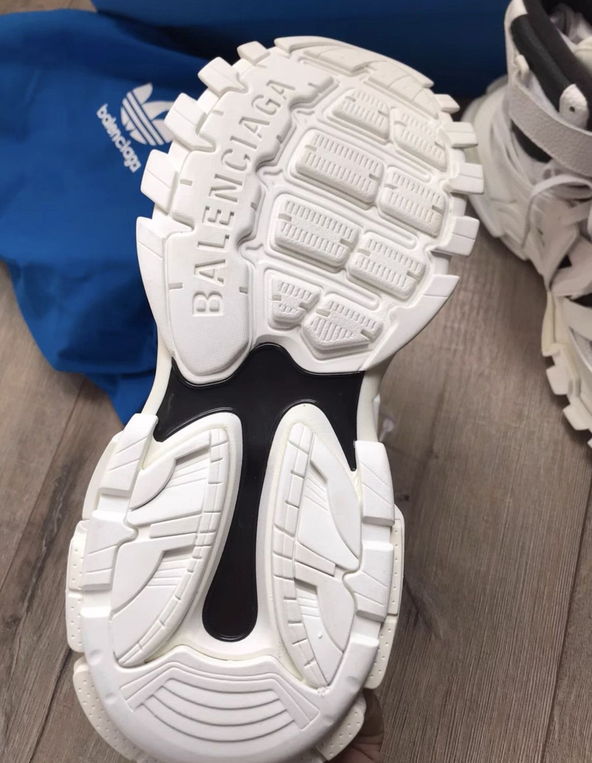 Balenciaga Balenciaga Sneakers — A brand new size 43 Size US 9.5 / EU 42-43 - 5 Thumbnail
