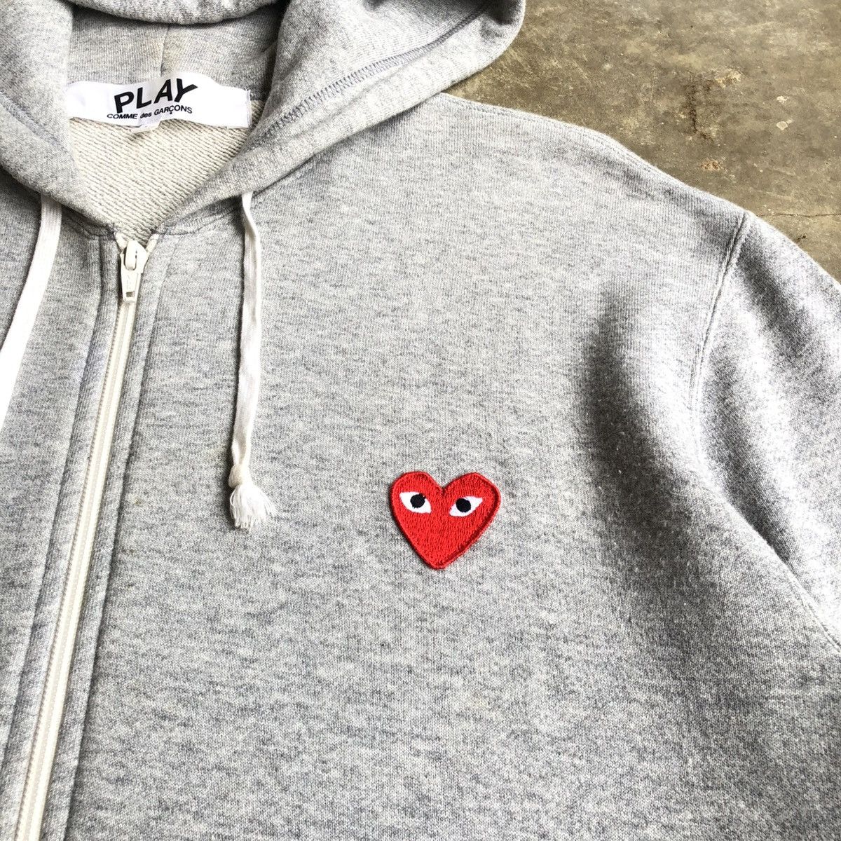 Comme des Garcons PLAY 🇯🇵AD 2017 Comme Des Garcons Play Small Hearts Ziphoodie Grey Size US L / EU 52-54 / 3 - 6 Thumbnail