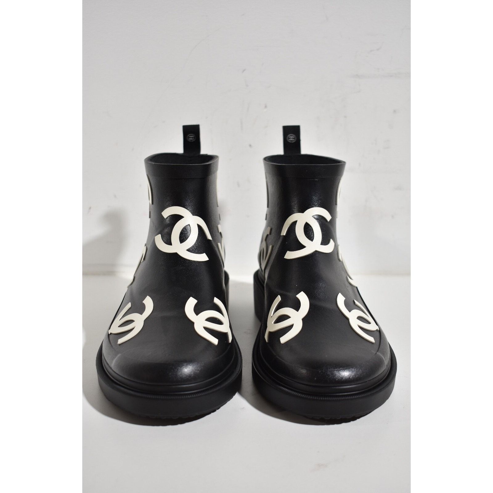 Chanel Chanel 23A Black White All Over Logo Rubber CC Low Top Size US 7 / IT 37 - 6 Thumbnail