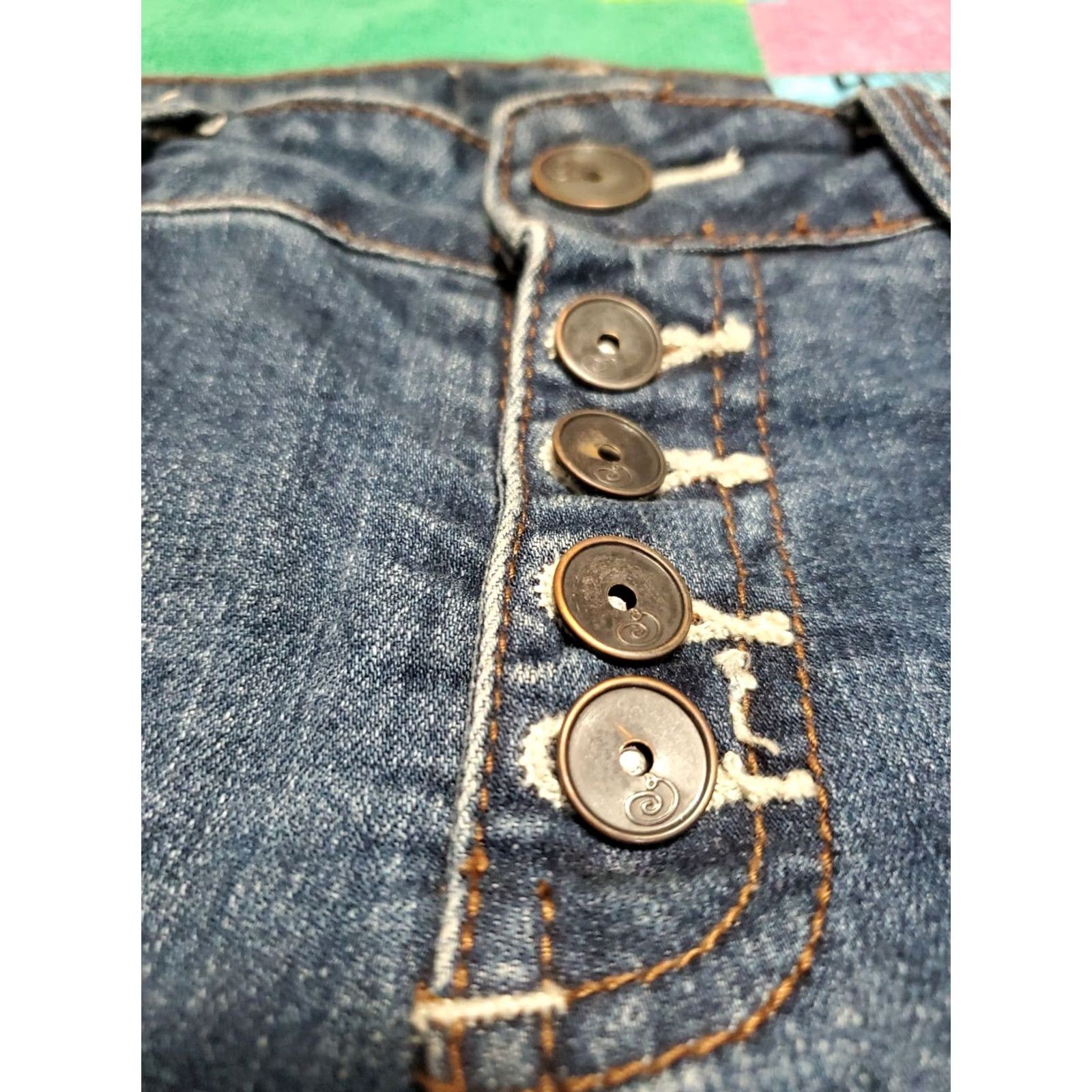 Denime VINTAGE Indigo Rein Juniors' High-Rise 5~ Button Fly Distressed Cuff Denim Shorts Size 9 Size 30" / US 8 / IT 44 - 5 Thumbnail