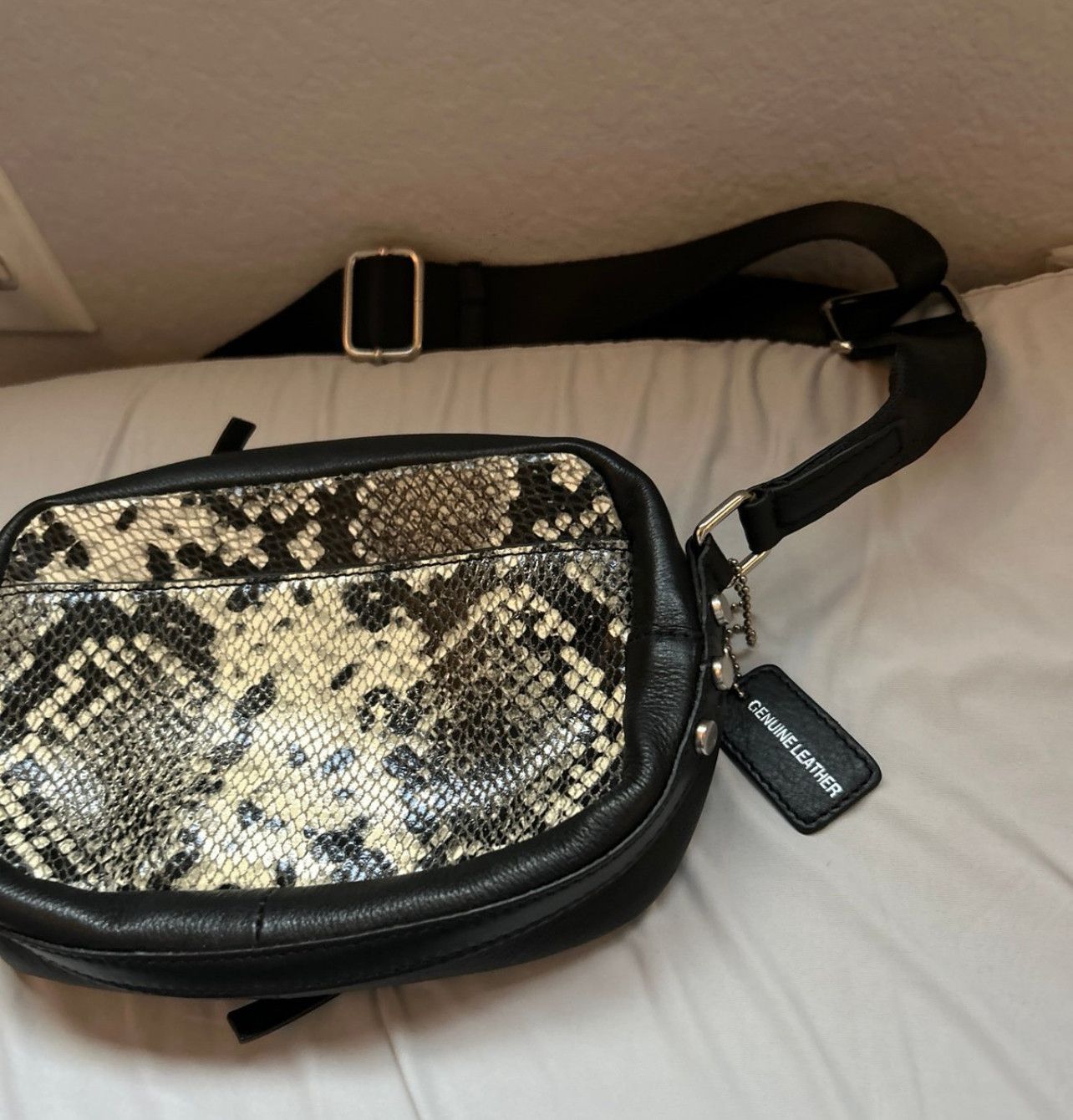 Elie Tahari Tahari Snakeskin Crossbody Purse - New without pricetag Size ONE SIZE - 3 Thumbnail