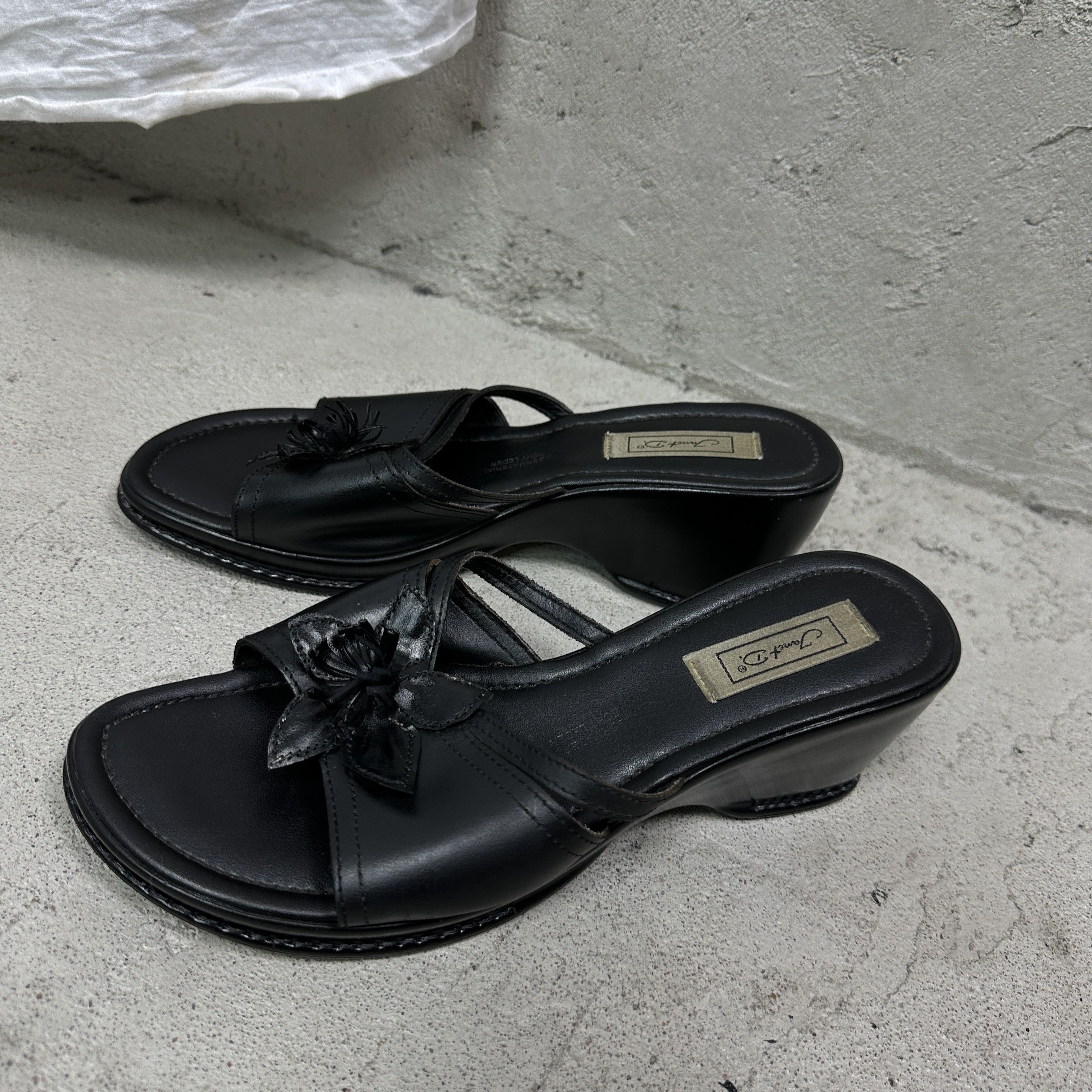 Vintage Vintage Avant Garde Leather Flower Flip Flops Y2K Size US 11 / IT 41 - 9 Thumbnail