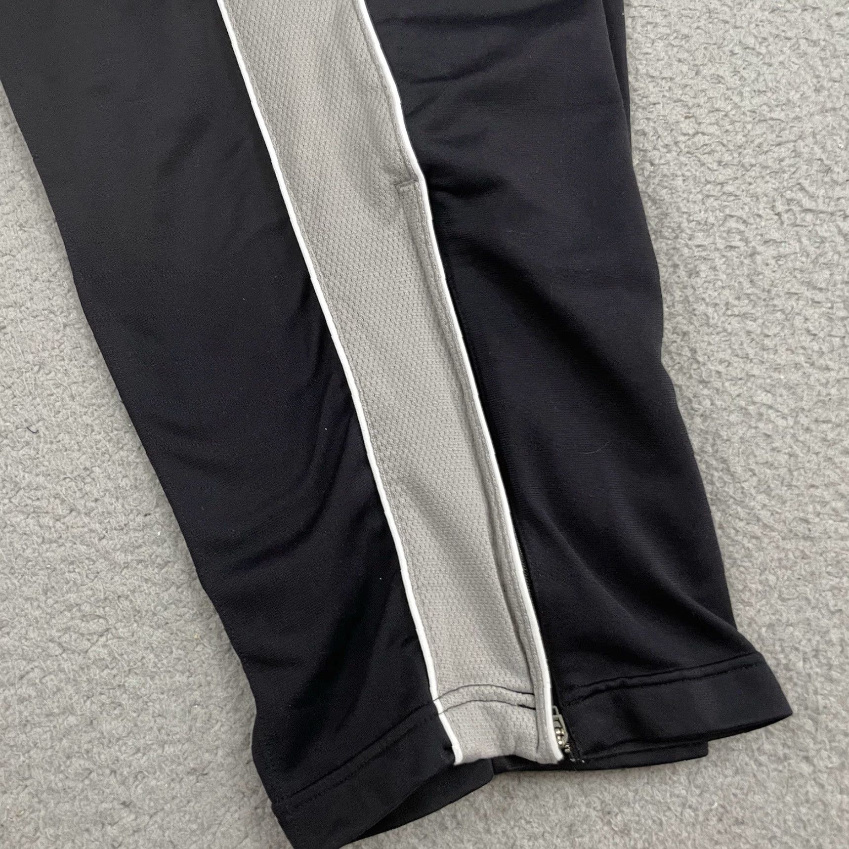 Nike VINTAGE Nike Pants Mens 2XL Black Track Pants Baggy Y2K Streetwear Waist 40in Pockets Elastic Waistband Size US 39 - 7 Thumbnail