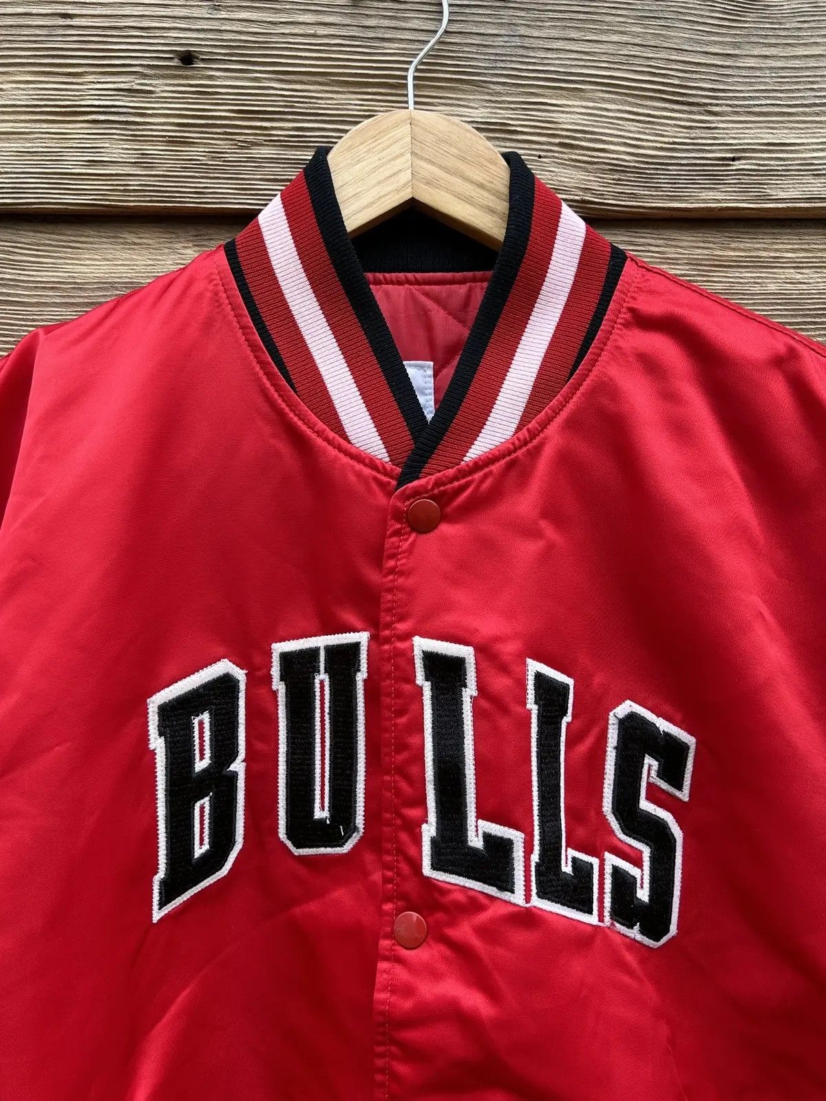 NBA 90s Vintage Starter NBA Chicago Bulls Satin Bomber Jacket Size US XL / EU 56 / 4 - 2 Thumbnail