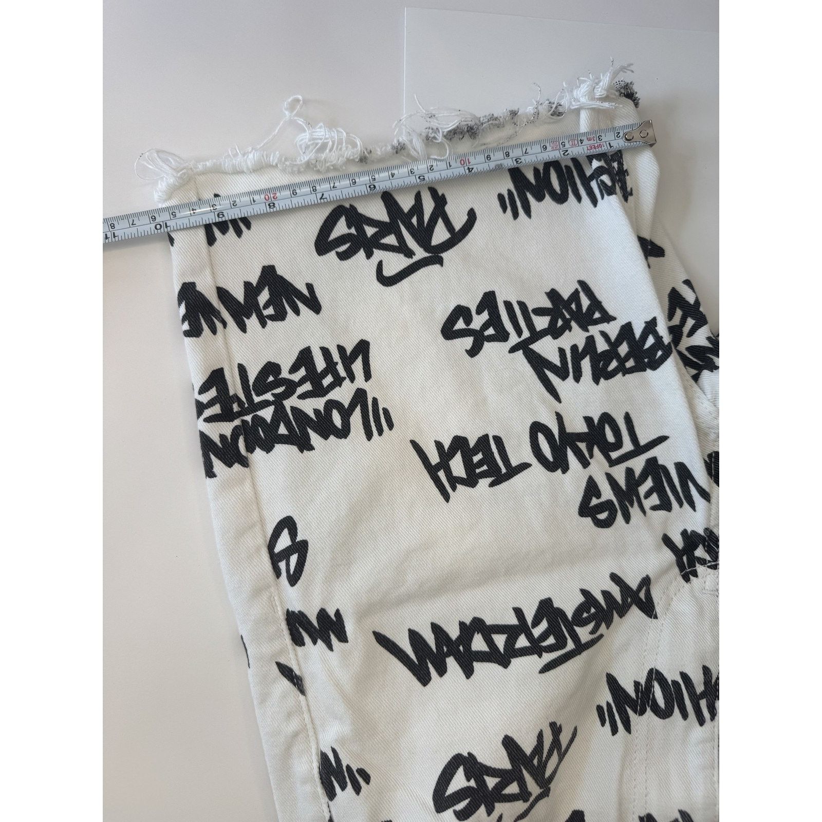 Bershka Bershka Shorts Mens Graffiti Print Urban Street Distressed Size US 29 - 9 Thumbnail