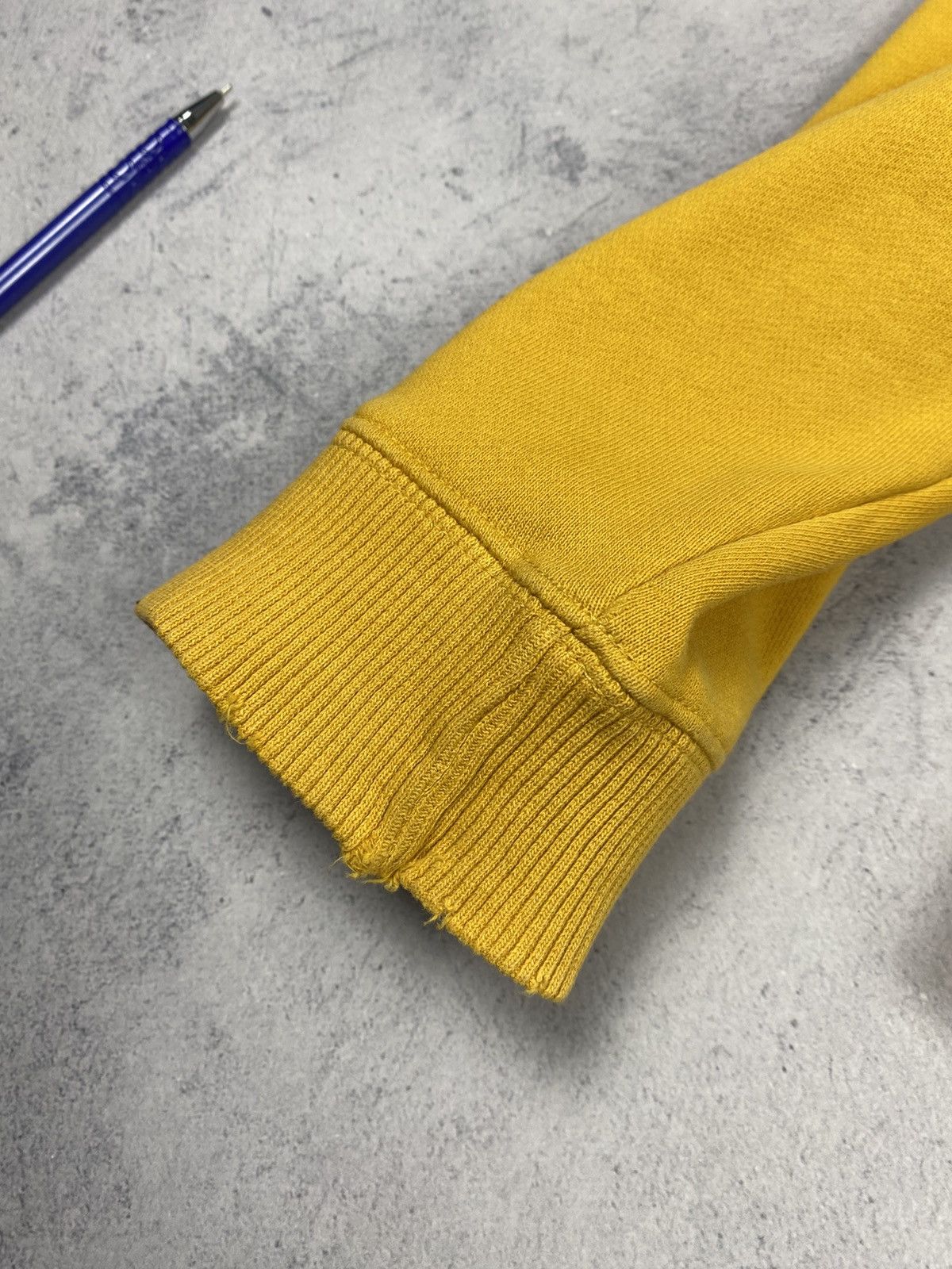 Fred Perry Fred Perry Embroidered Center Logo Distressed Sweatshirt Size US M / EU 48-50 / 2 - 13 Thumbnail