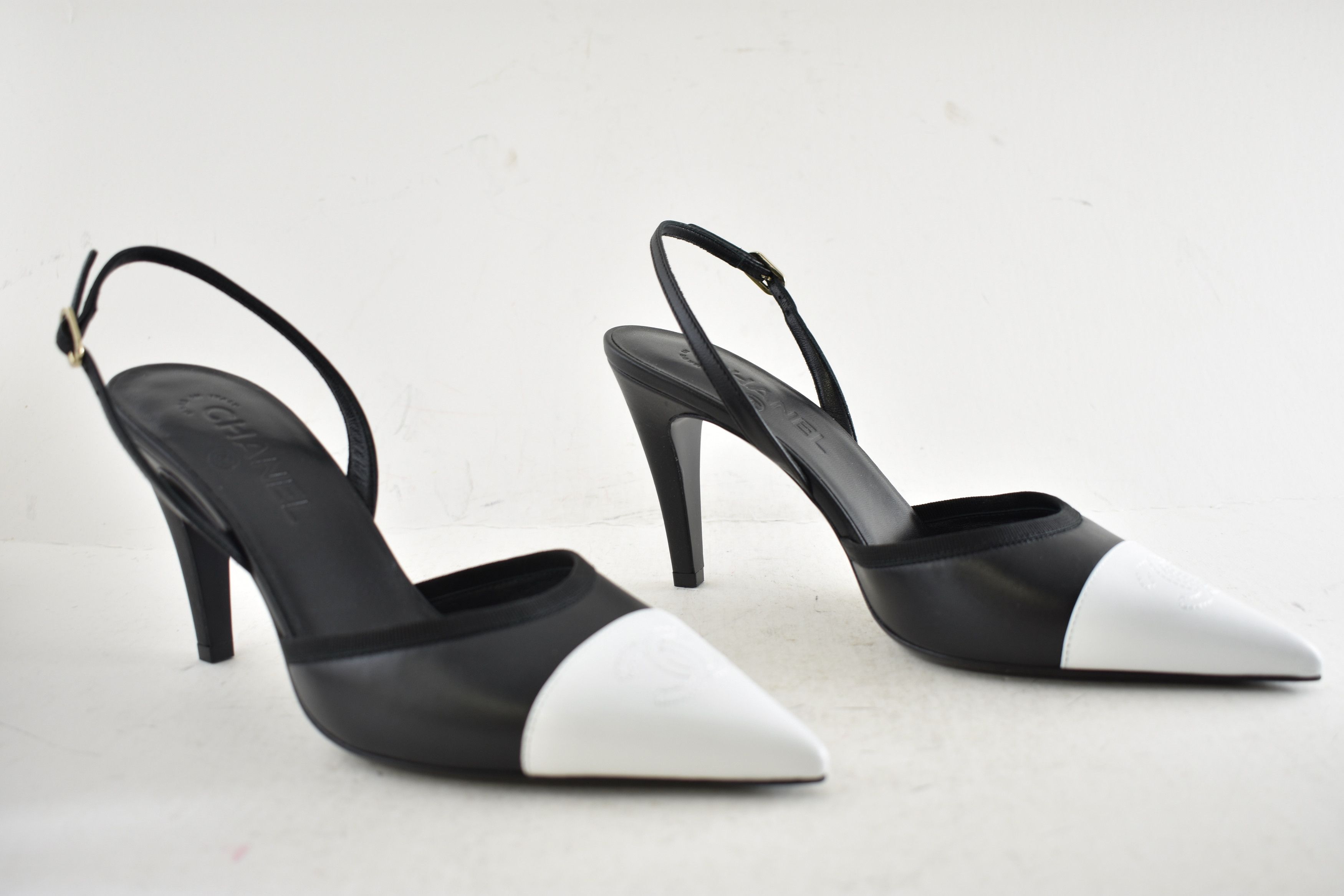 Chanel 26P White CC Logo Pointed Toe Slingback Mule Heel Pump 39.5 Size US 9.5 / IT 39.5 - 3 Thumbnail