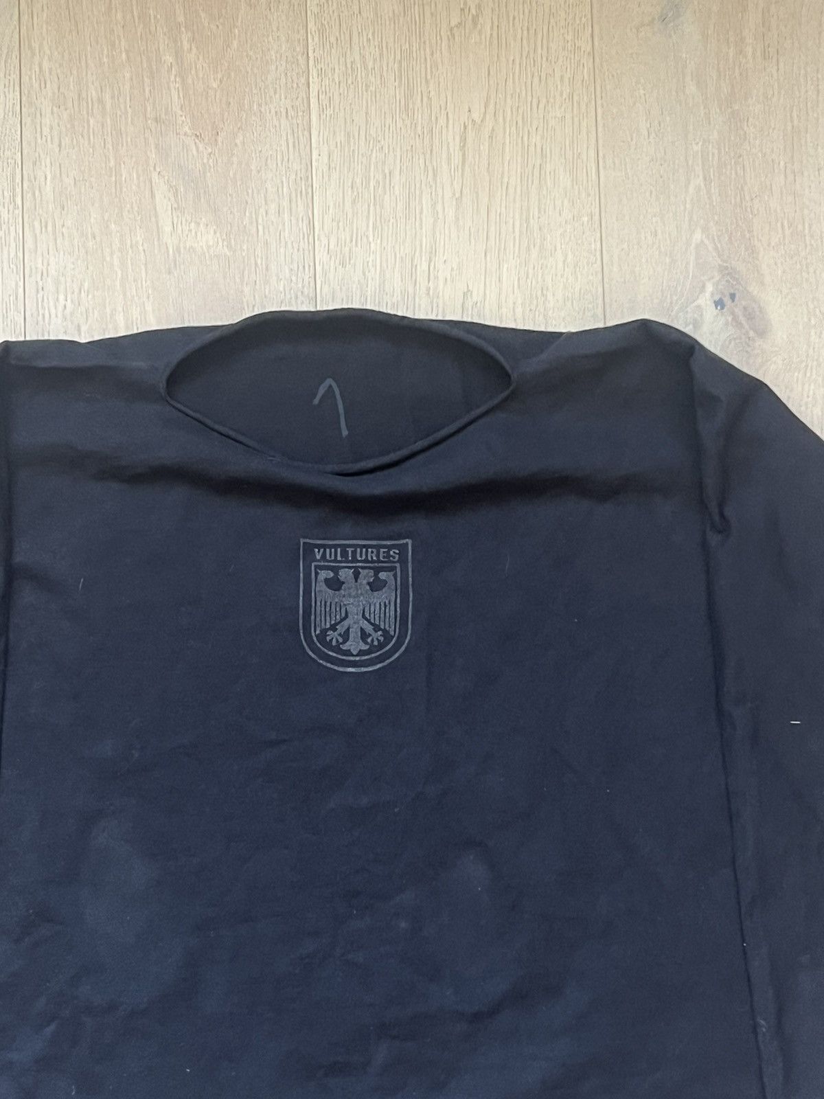 Yeezy Yeezy small vultures logo black longsleeve size 1 Size US S / EU 44-46 / 1 - 3 Thumbnail