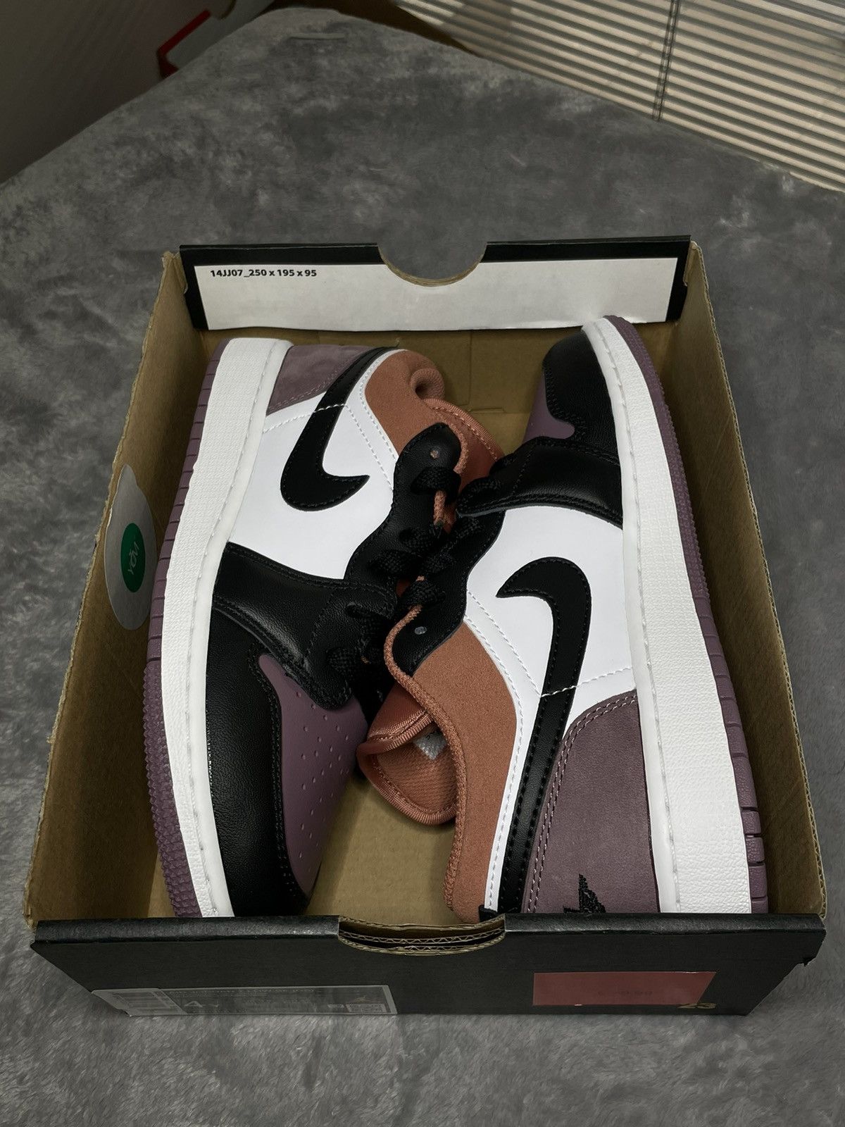 Nike AIR JORDAN 1 LOW SE (GS) Size US 5.5 / IT 35.5 - 11 Thumbnail